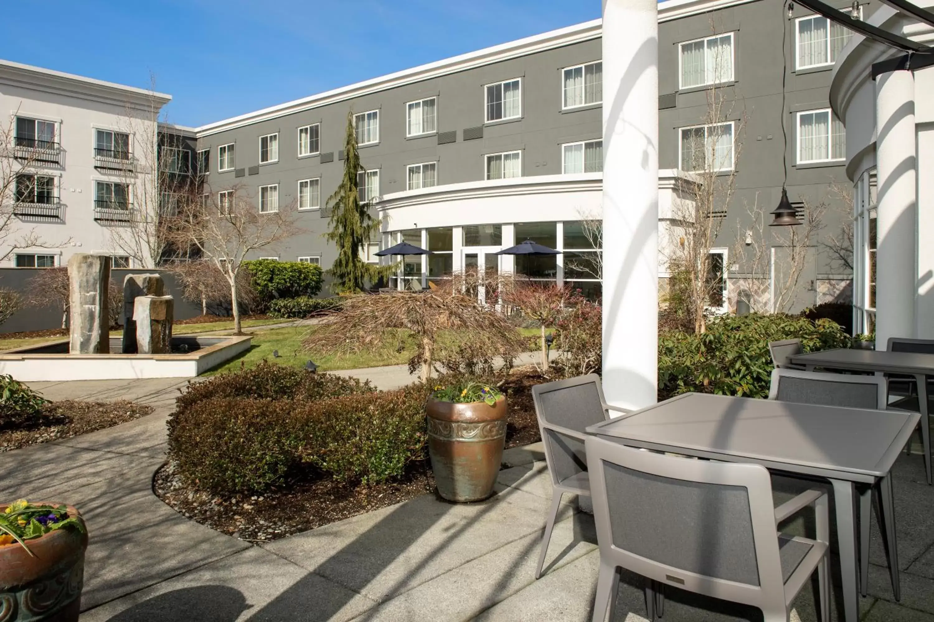 Patio in Courtyard by Marriott Seattle Kirkland