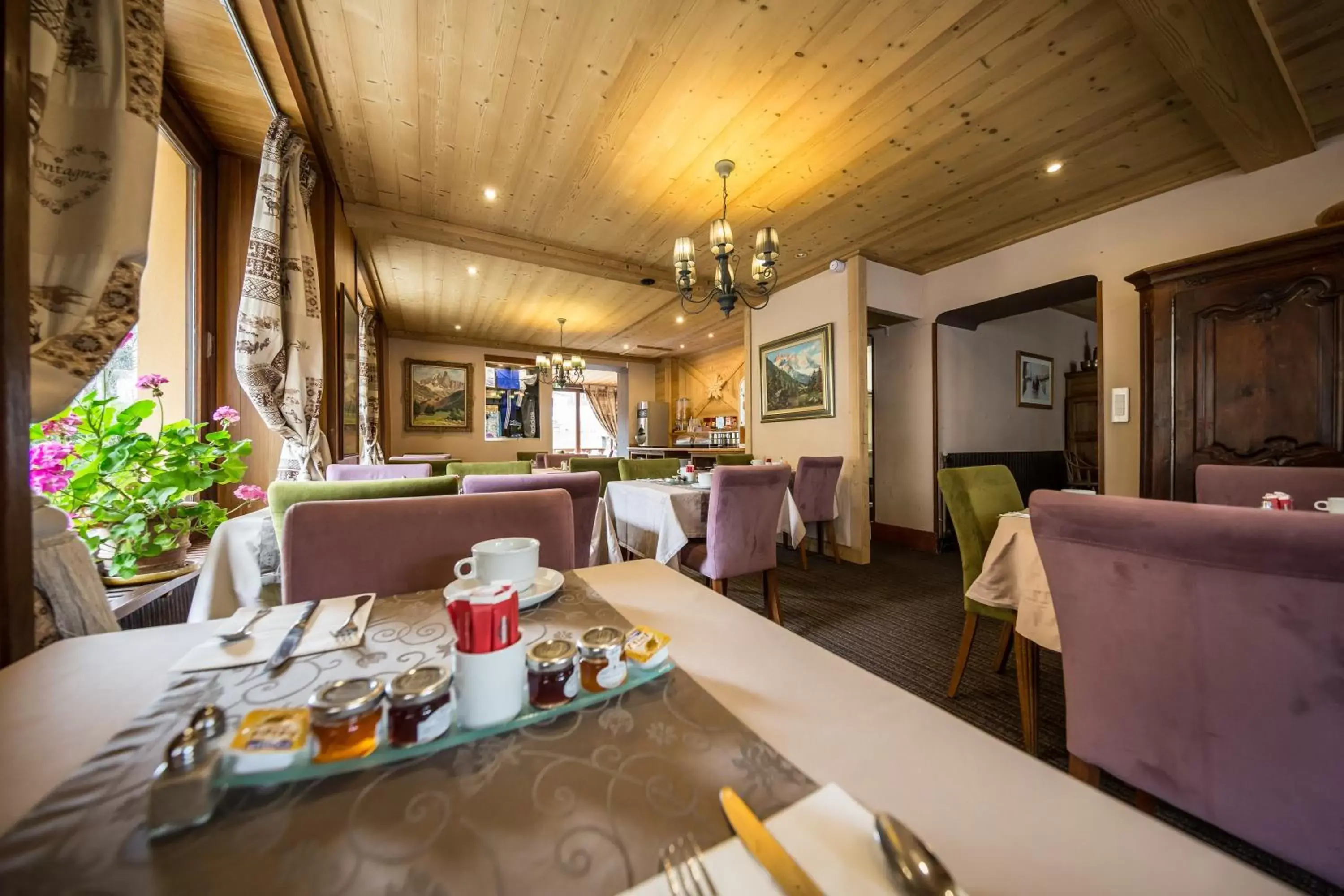 Restaurant/Places to Eat in Les Gourmets - Chalet Hotel