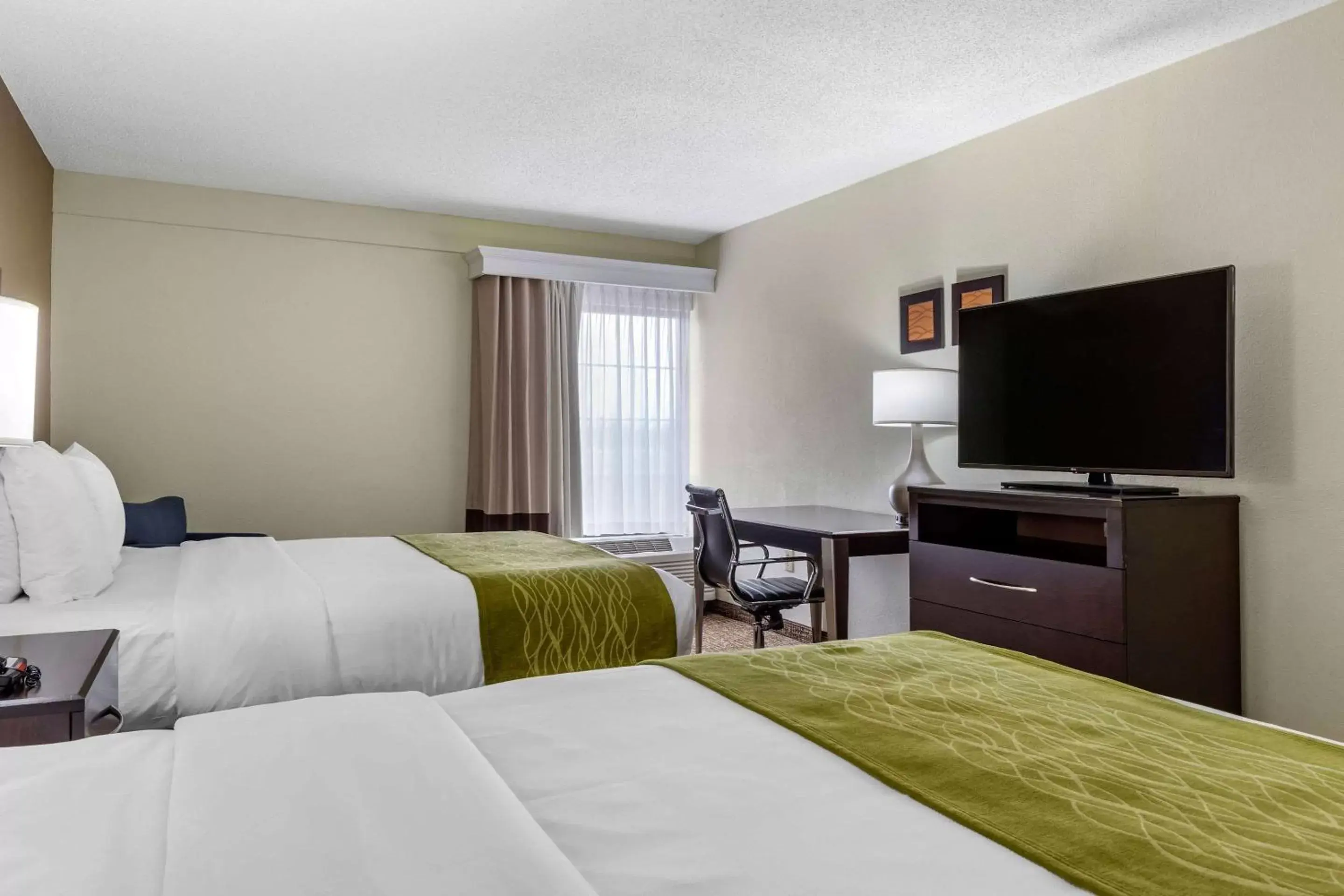 Photo of the whole room, Bed in Comfort Inn & Suites Lake Norman