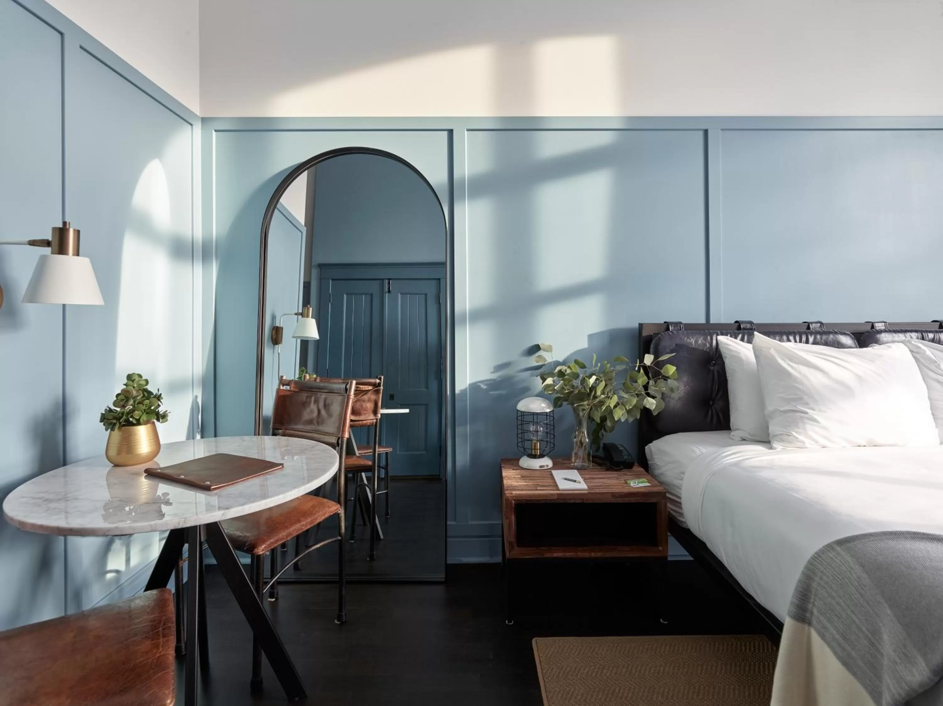 Seating area, Bed in The Chicago Hotel Collection Wrigleyville