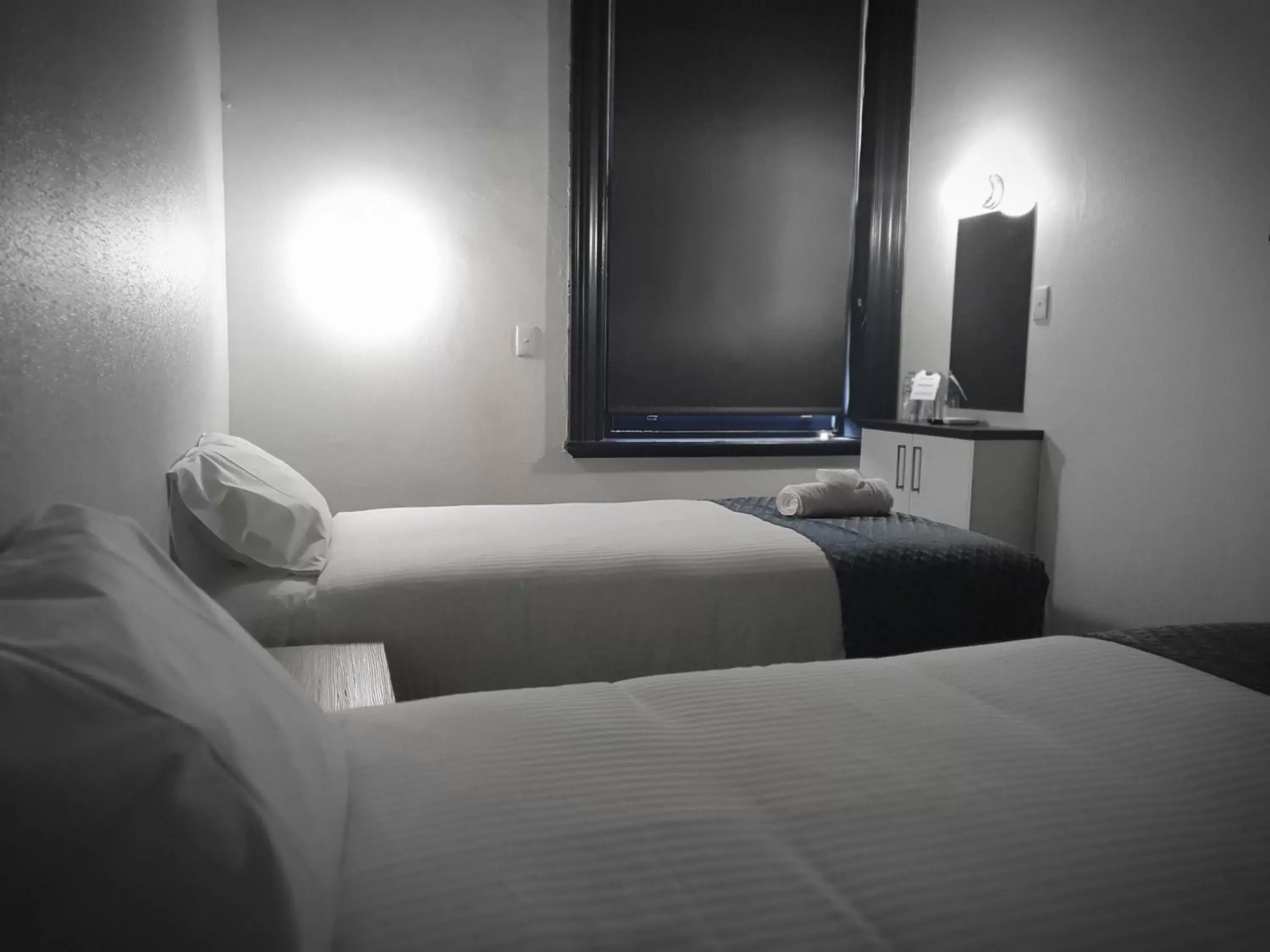 Property building, Bed in Romano's Hotel & Suites Wagga Wagga