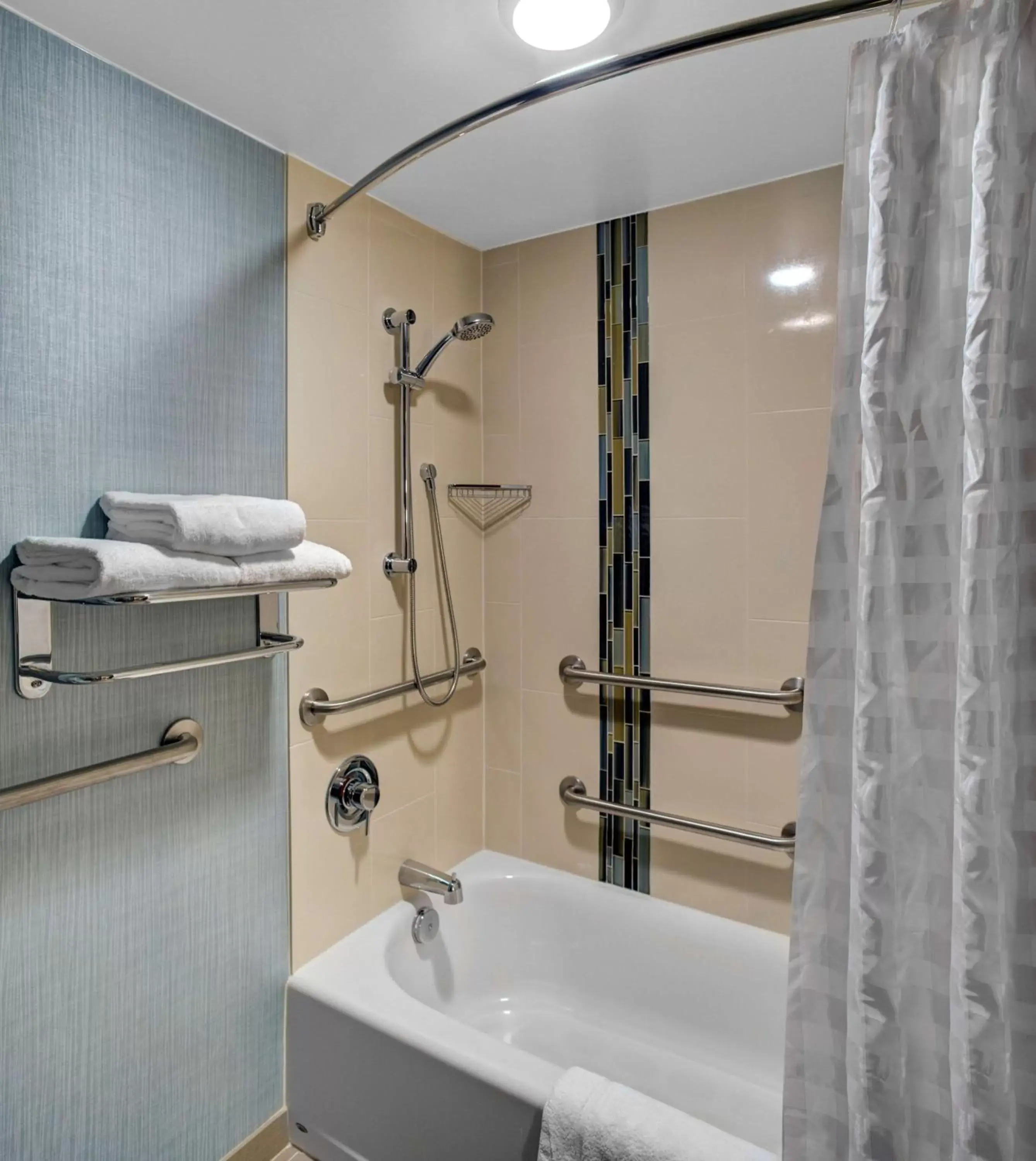 Bathroom in Hyatt Place Chicago/Itasca