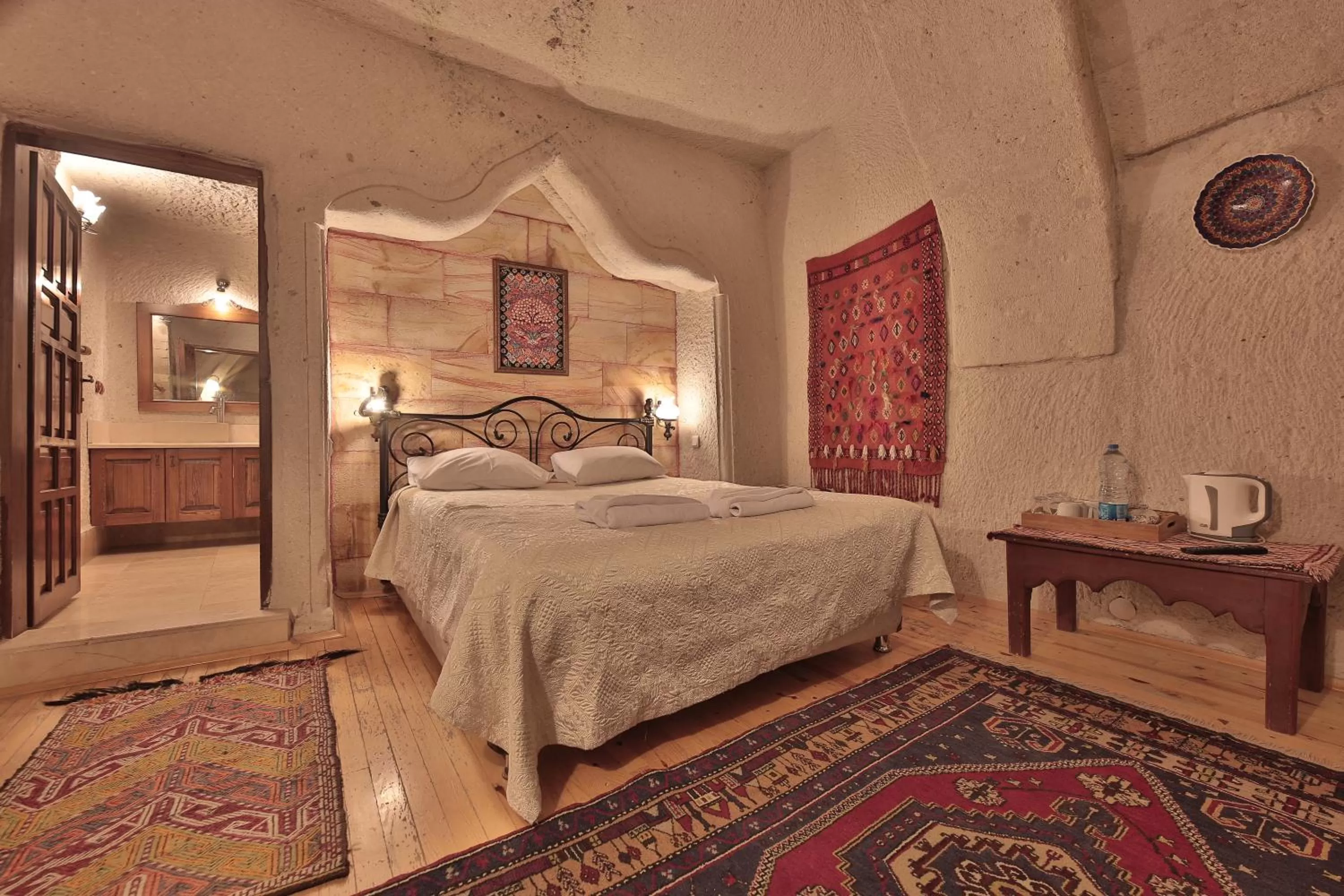 Living room, Bed in Local Cave House