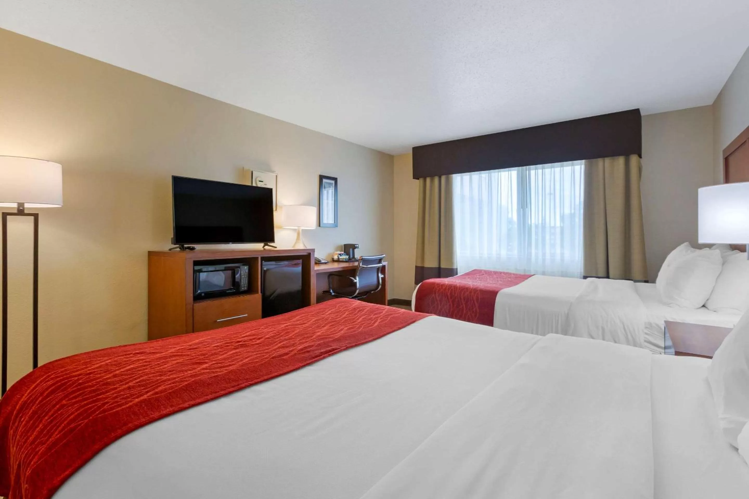 Photo of the whole room, Bed in Comfort Inn Medford South