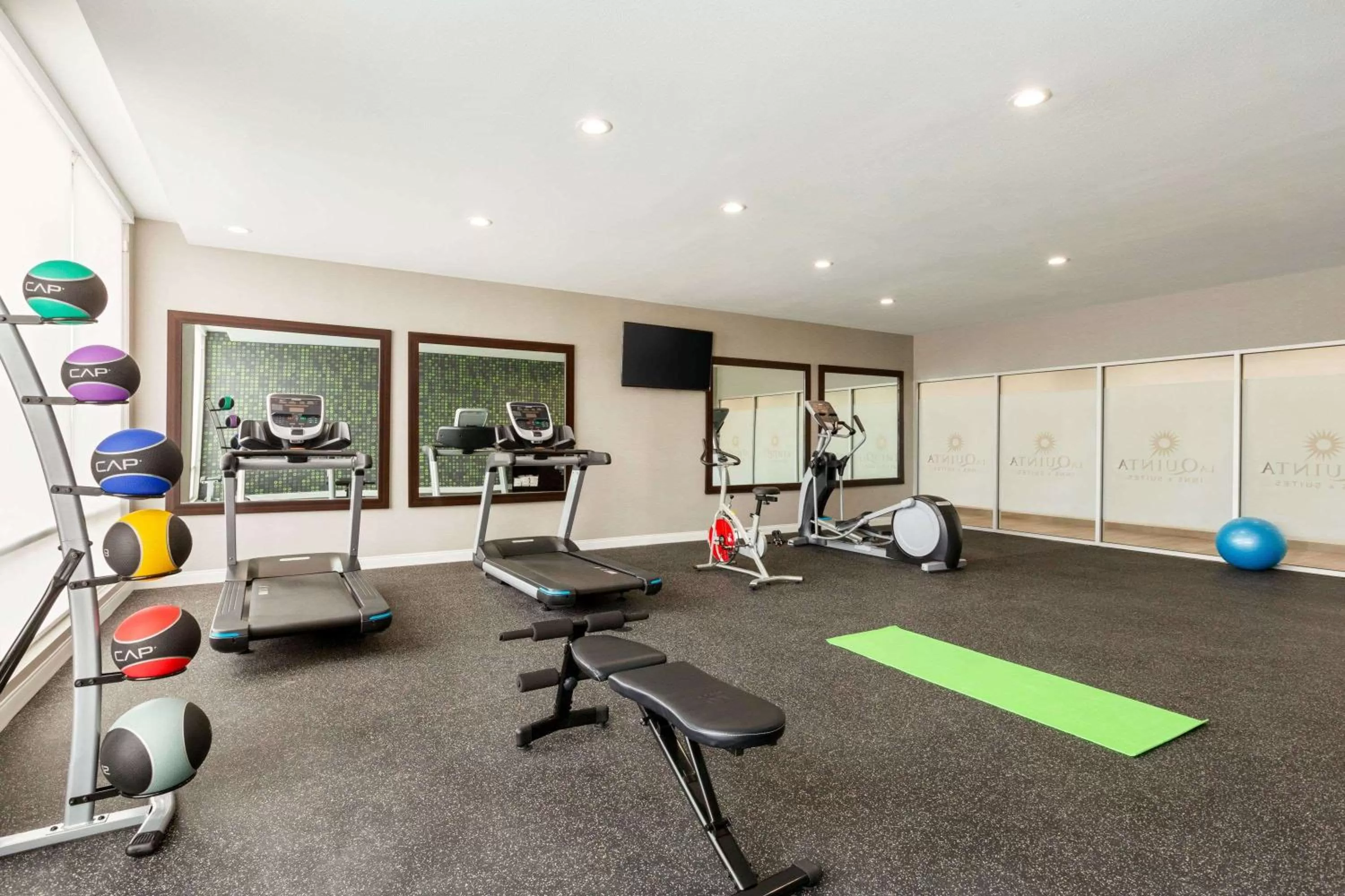 Fitness centre/facilities in La Quinta by Wyndham Richmond-Sugarland
