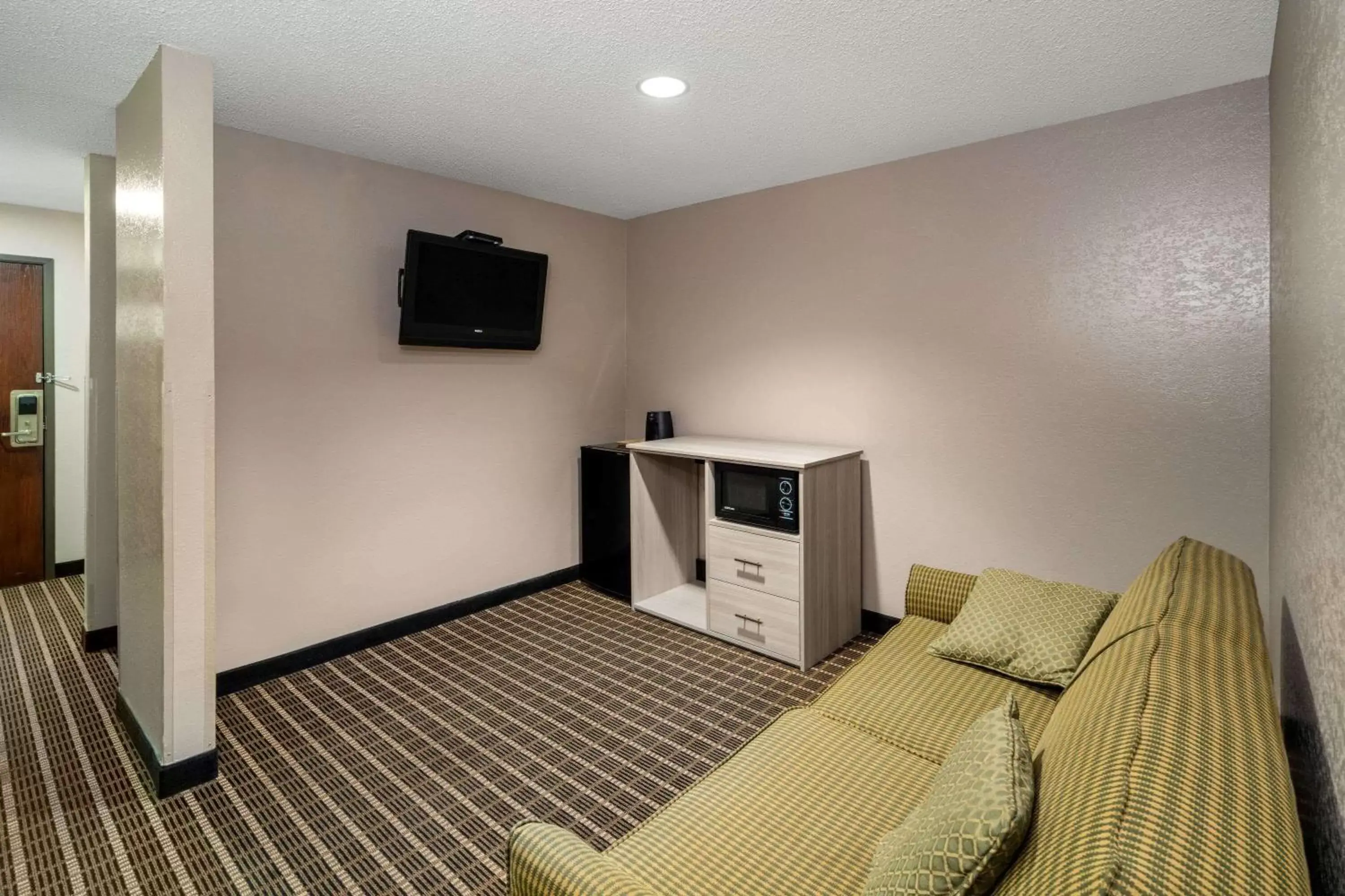 Photo of the whole room, TV/Entertainment Center in Super 8 by Wyndham Shepherdsville - Louisville South I65