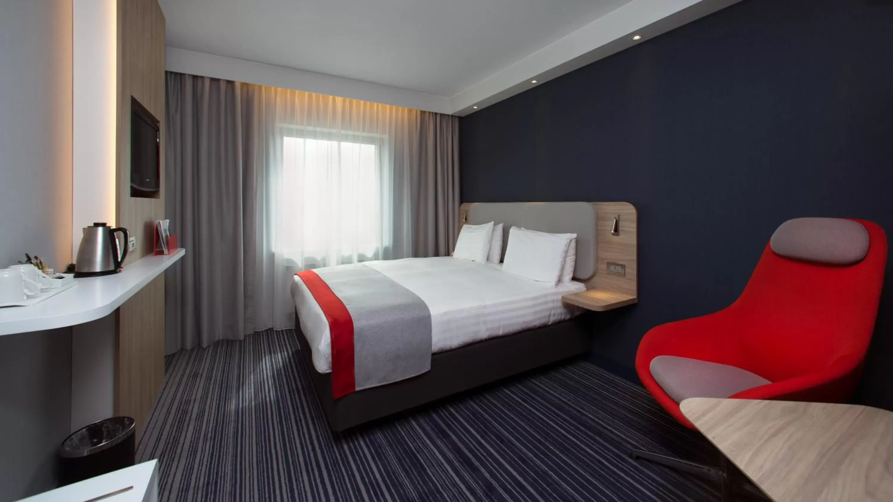 Bedroom, Bed in Holiday Inn Express Geneva Airport