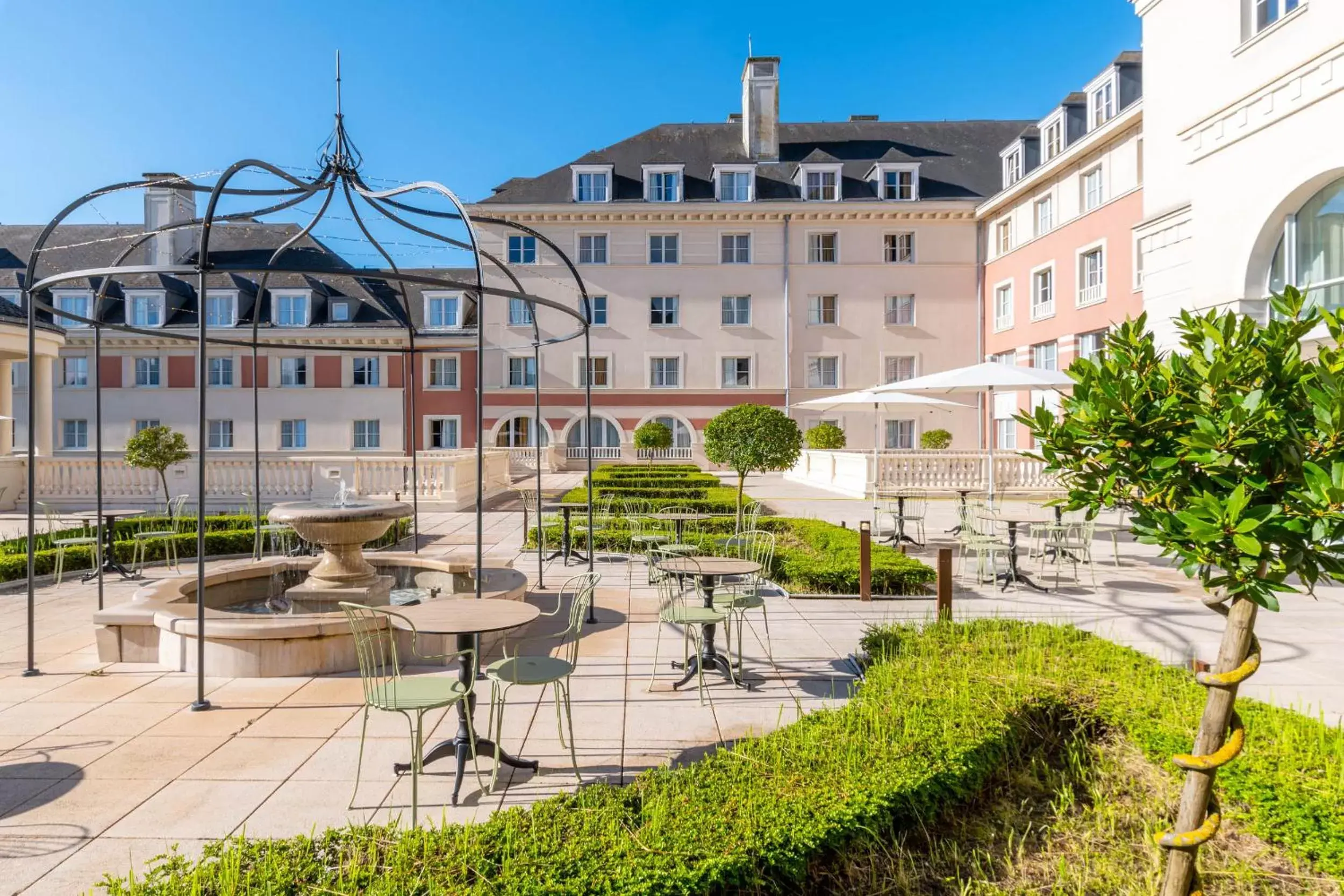 Patio, Property Building in Dream Castle Hotel Marne La Vallee