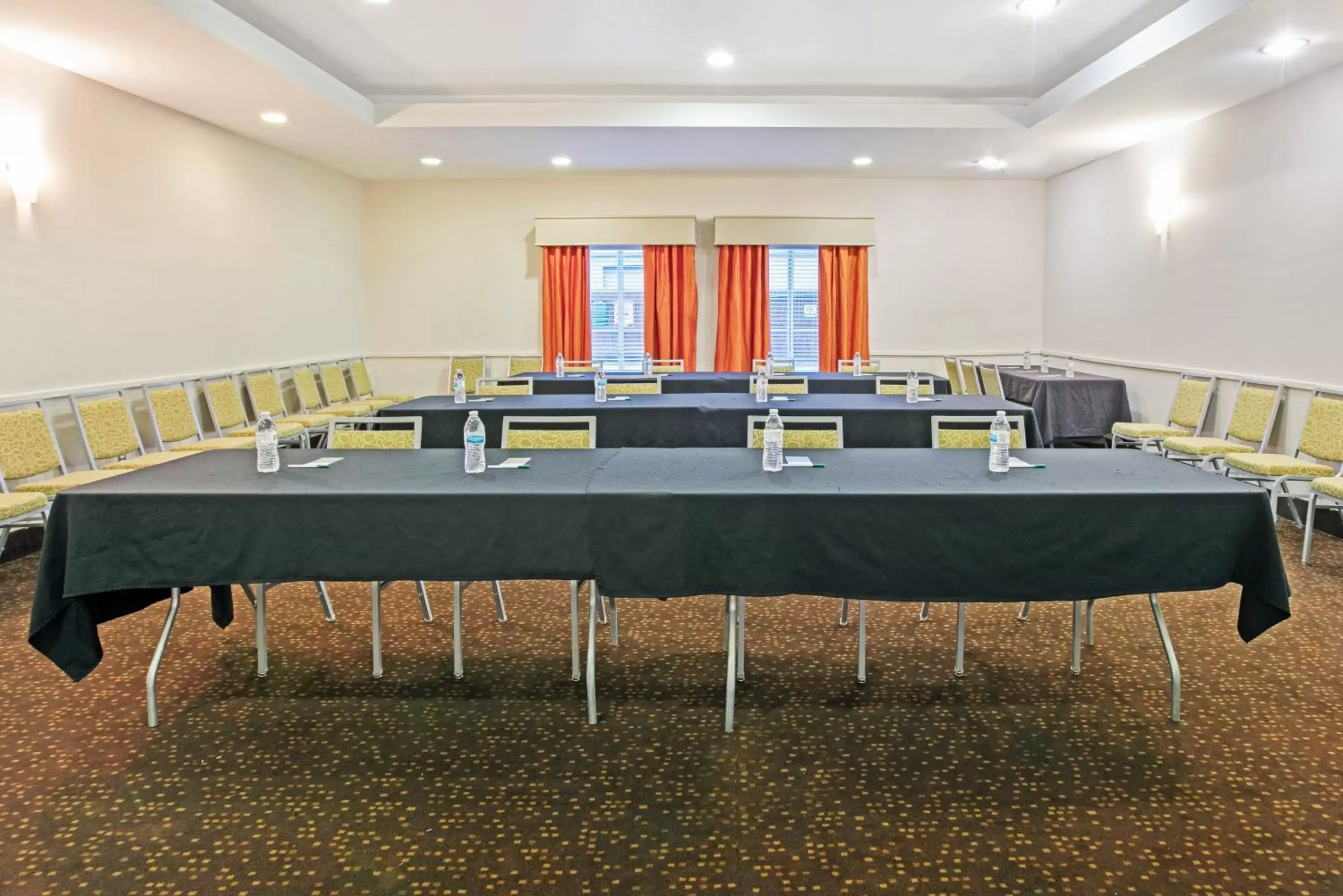 Meeting/conference room in La Quinta Inn and Suites by Wyndham Paris