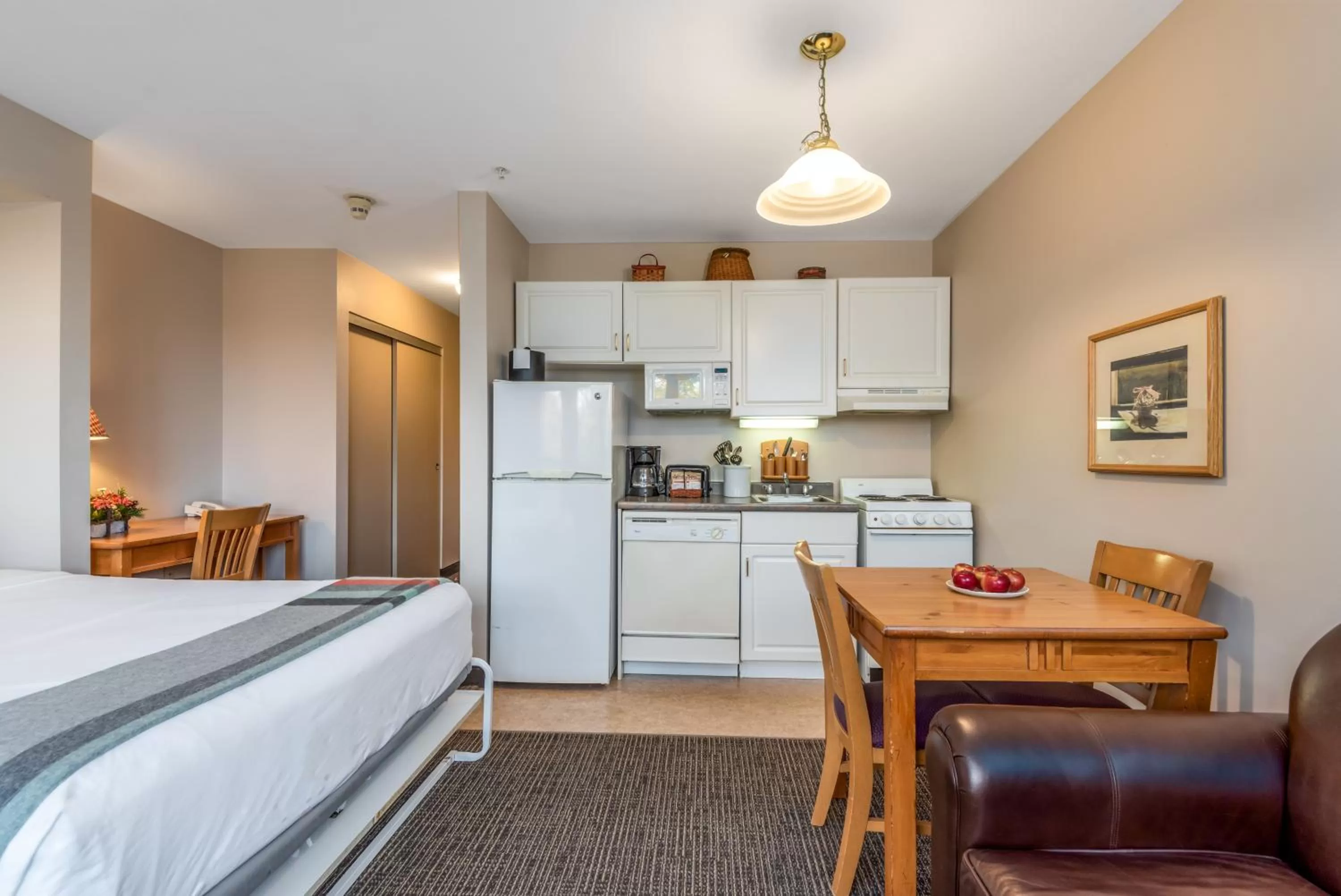 Kitchen or kitchenette, Bed in Jordan Hotel