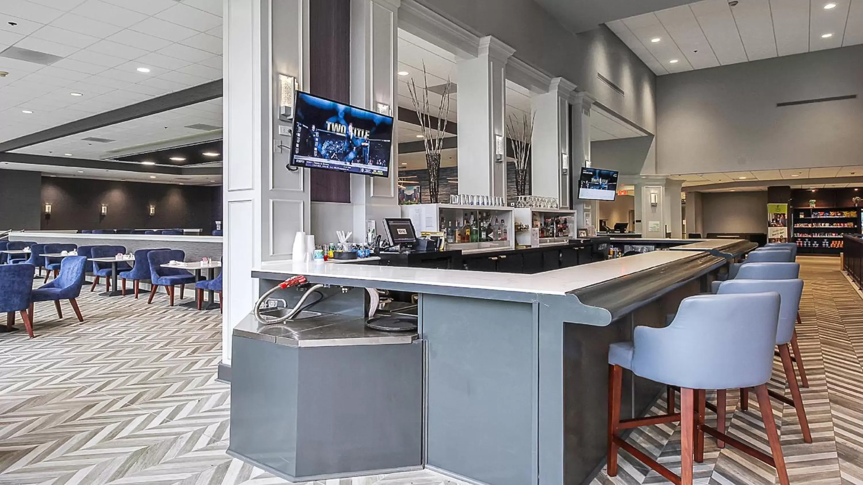 Lounge or bar, Kitchen/Kitchenette in Holiday Inn Chicago Nw Crystal Lk Conv Ctr, an IHG Hotel