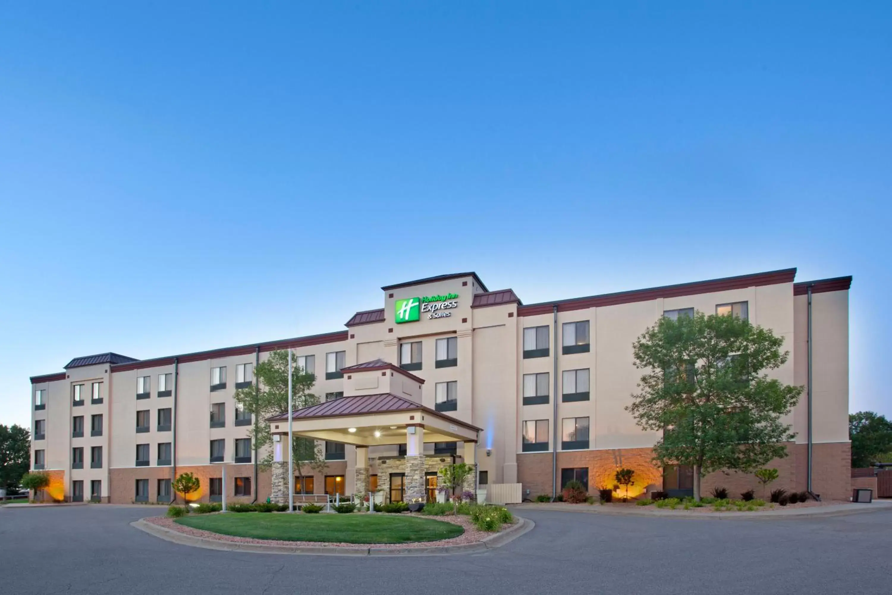 Property Building in Holiday Inn Express Hotel & Suites Minneapolis - Minnetonka, an IHG Hotel