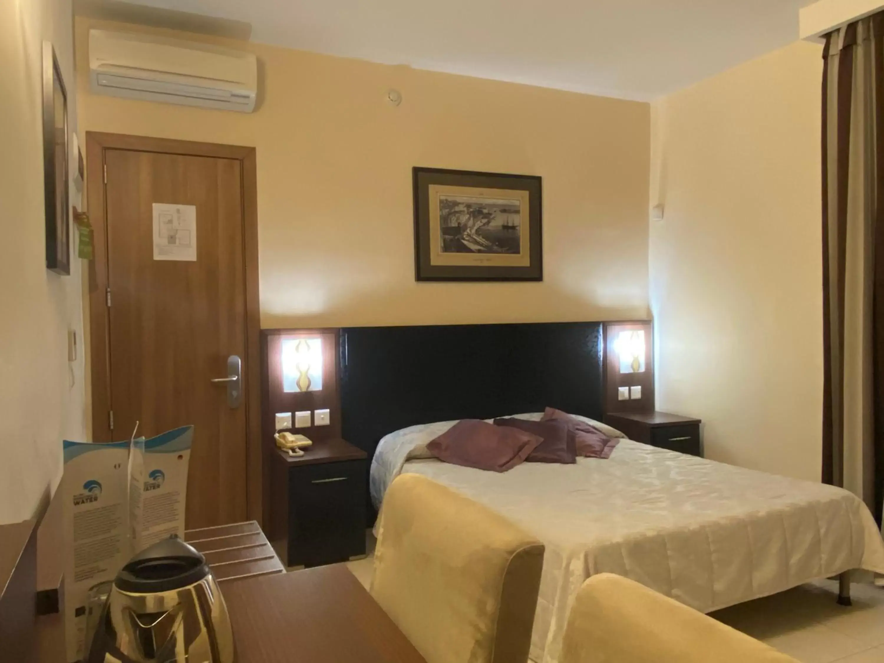 Bedroom, Bed in Grand Harbour Hotel