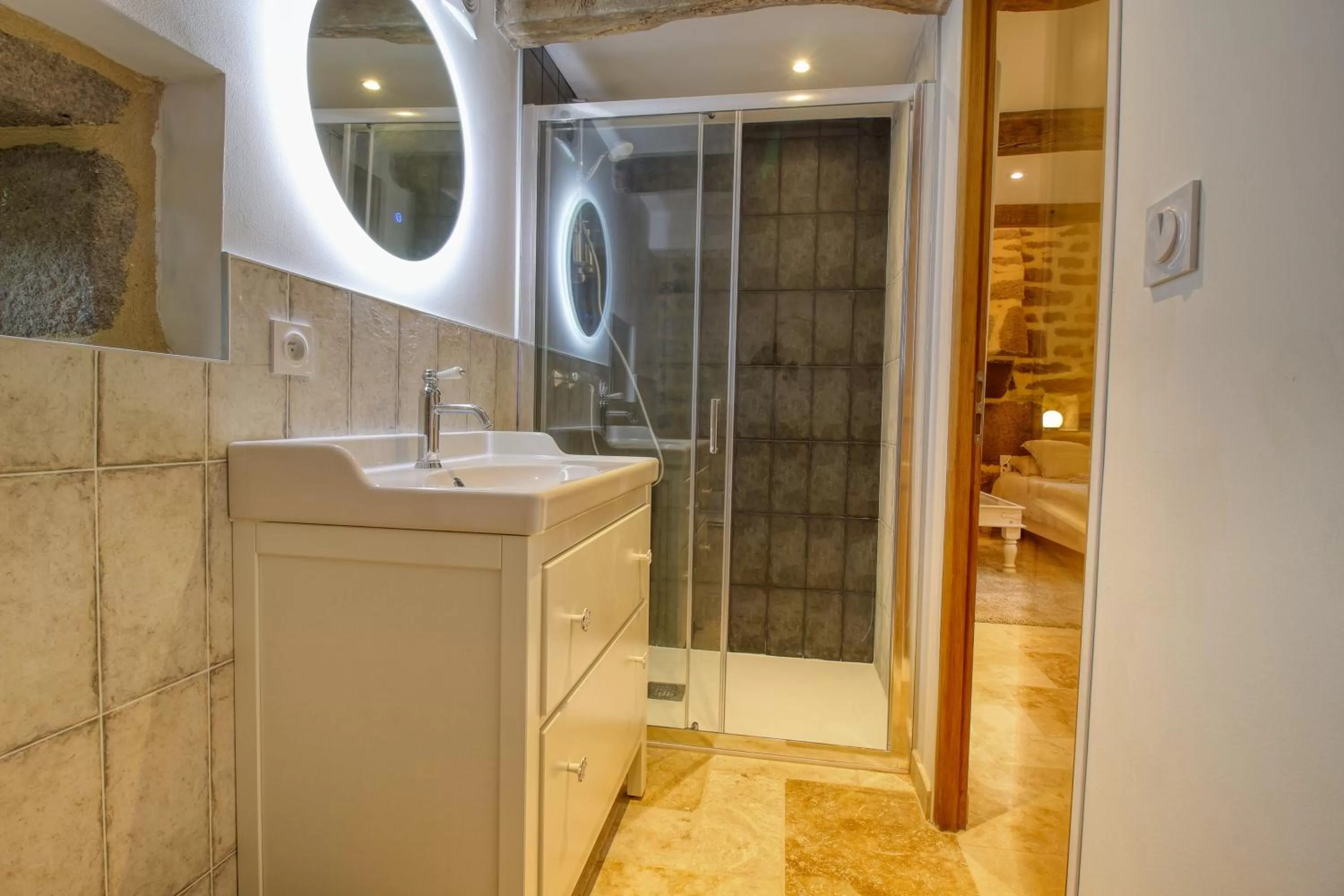 Shower, Bathroom in KERBELEG, ferme-manoir du XVè siècle, chambres grand confort