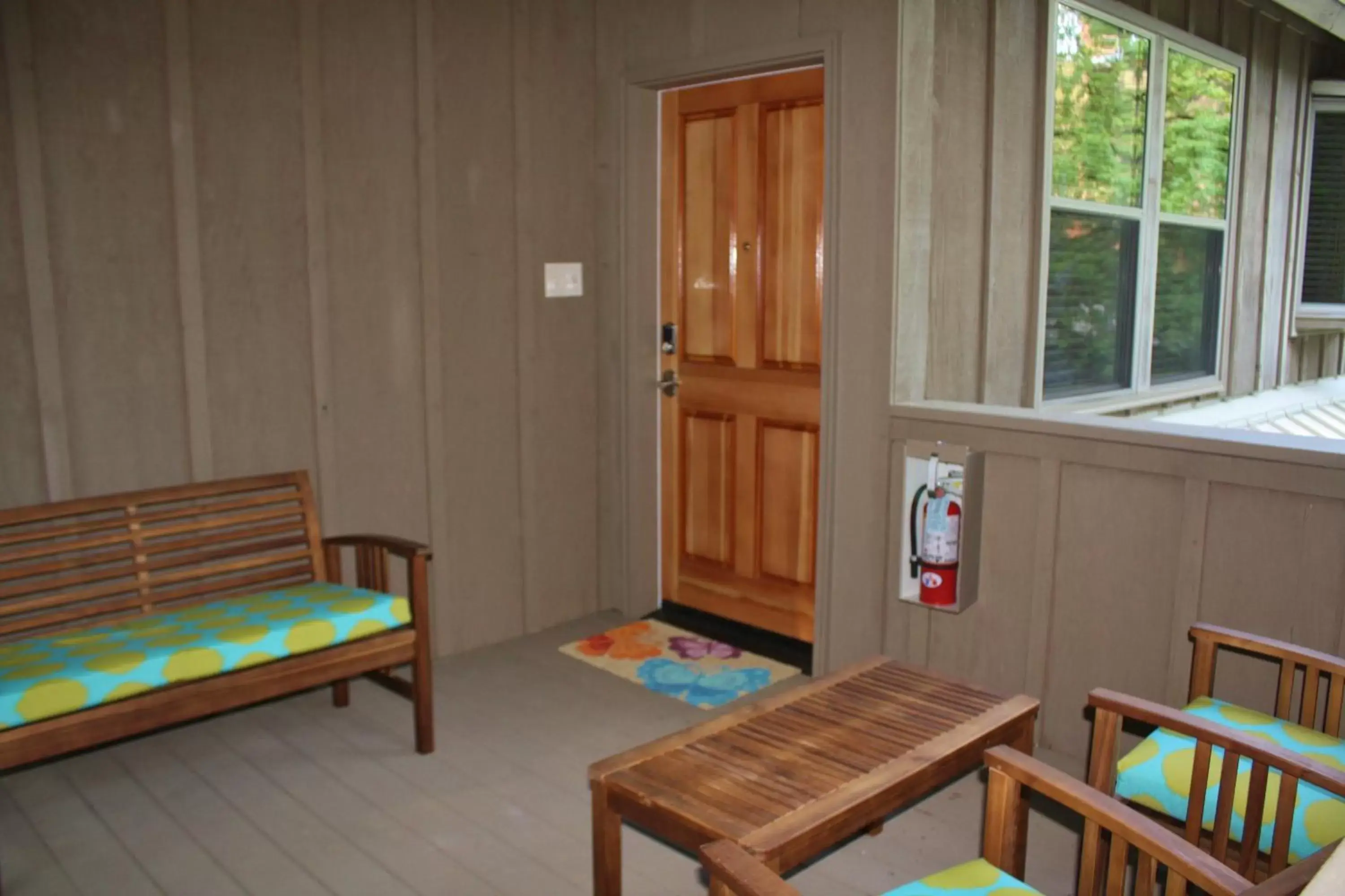 Patio, Seating Area in The Inn at Shasta Lake