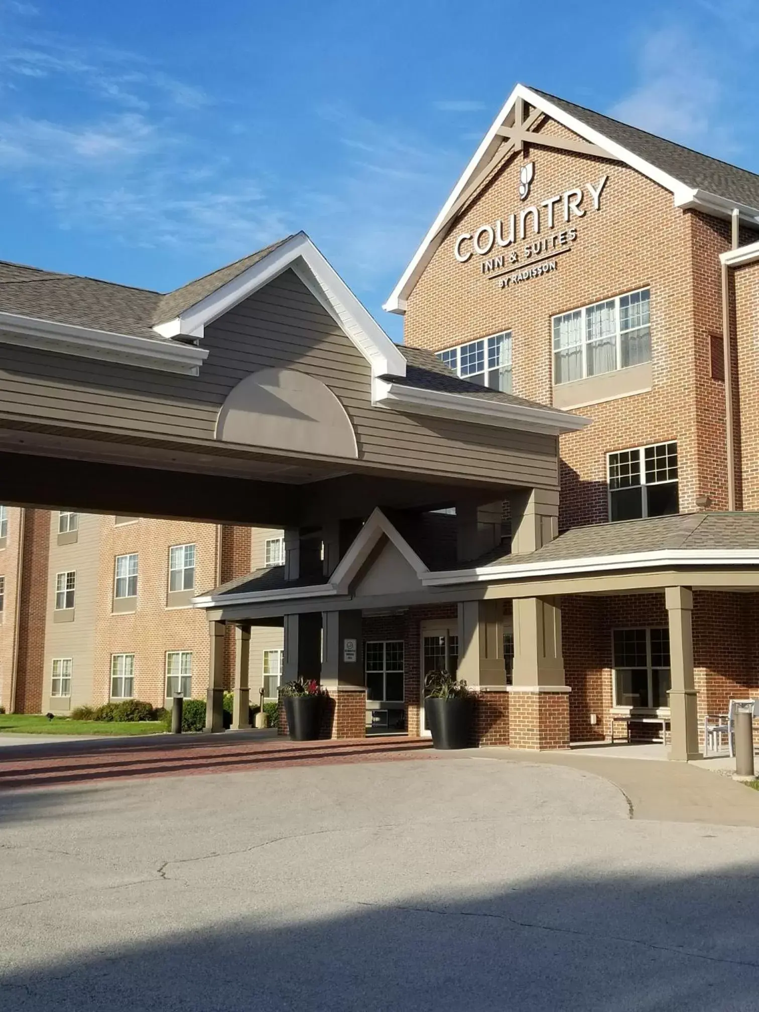 Property building in Country Inn & Suites by Radisson, Green Bay East, WI Property building in Country Inn & Suites by Radisson, Green Bay East, WI
