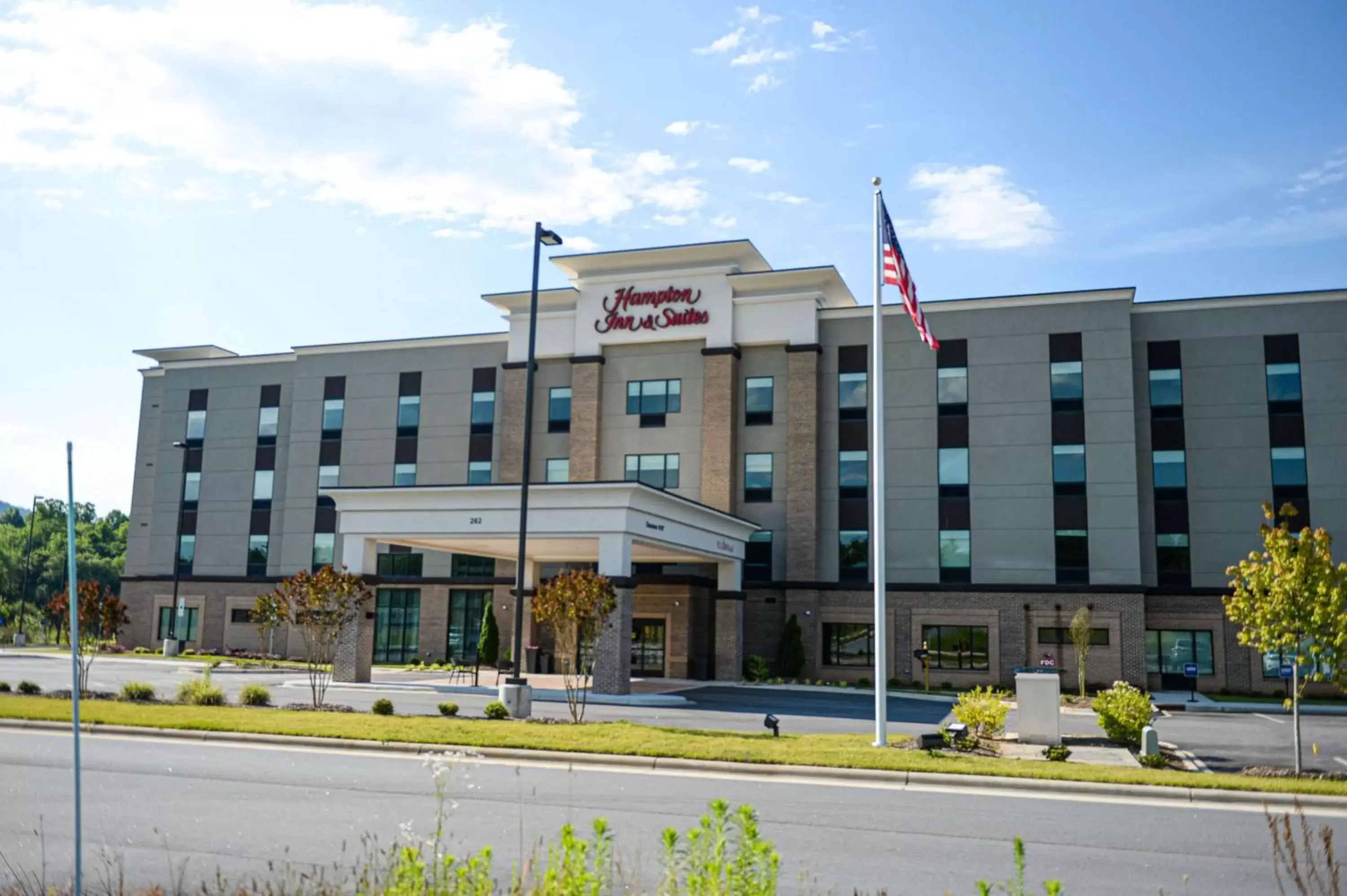 Property Building in Hampton Inn & Suites Lenoir, NC