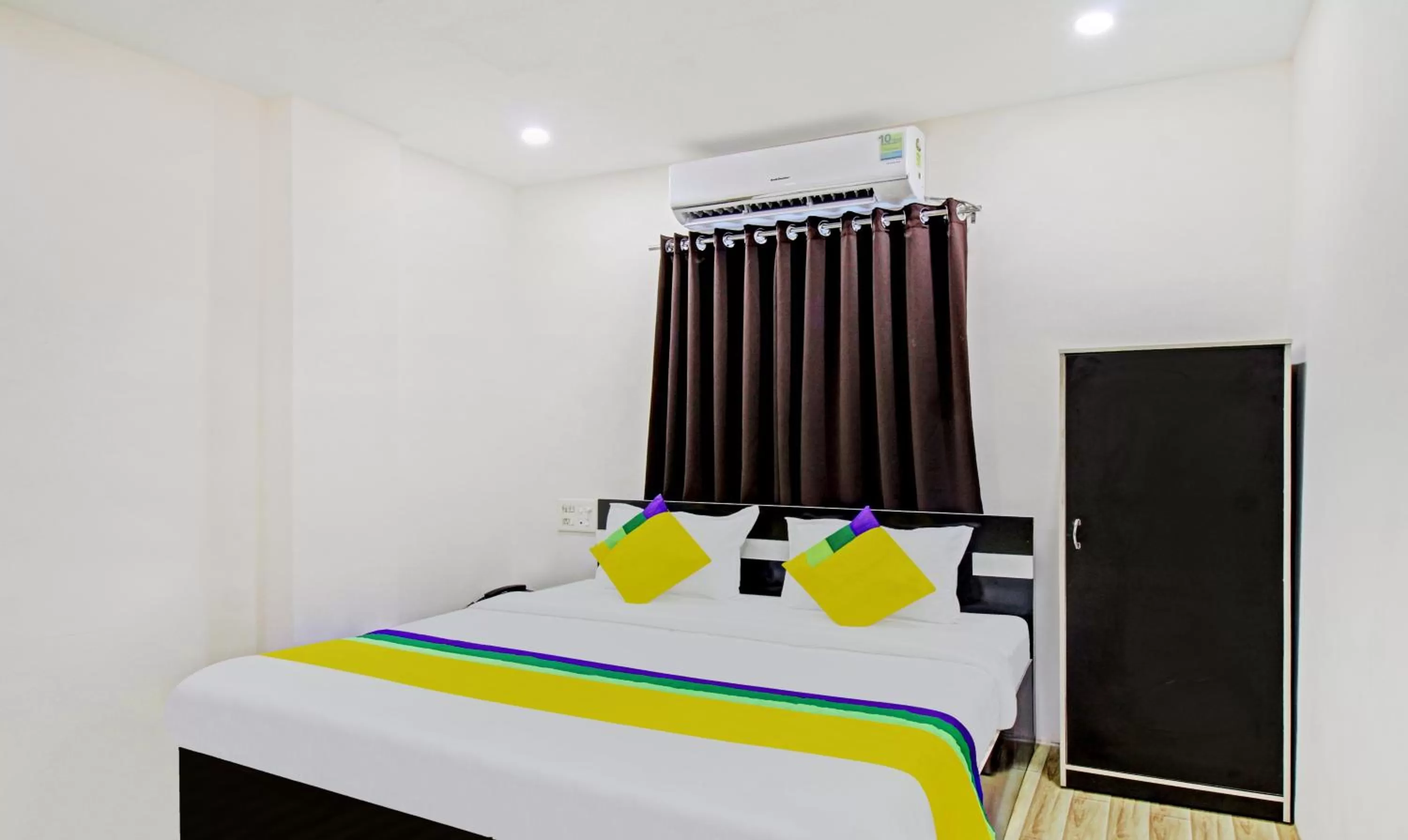 FabHotel New Shraddha Inn - Nr Airport Colony
