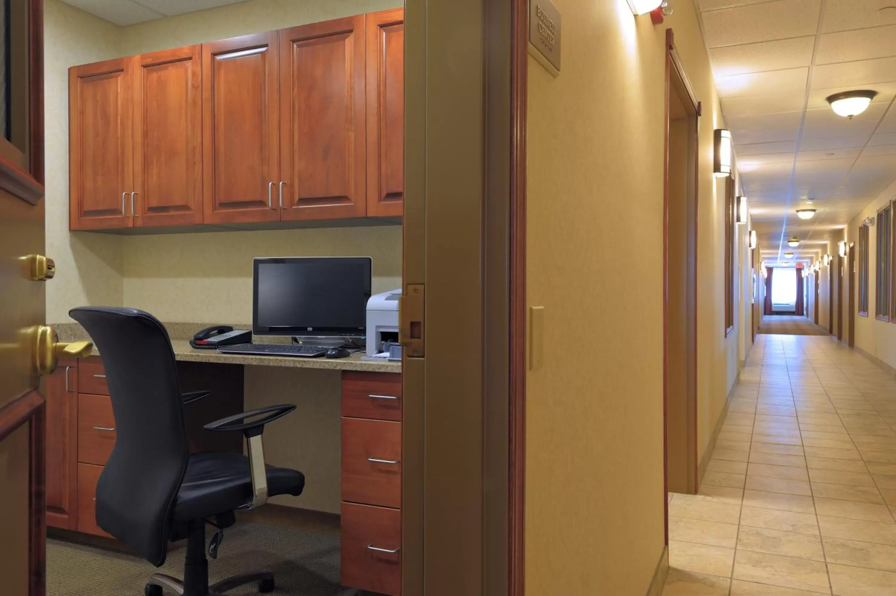 Business facilities in Country Inn & Suites by Radisson, Washington at Meadowlands, PA