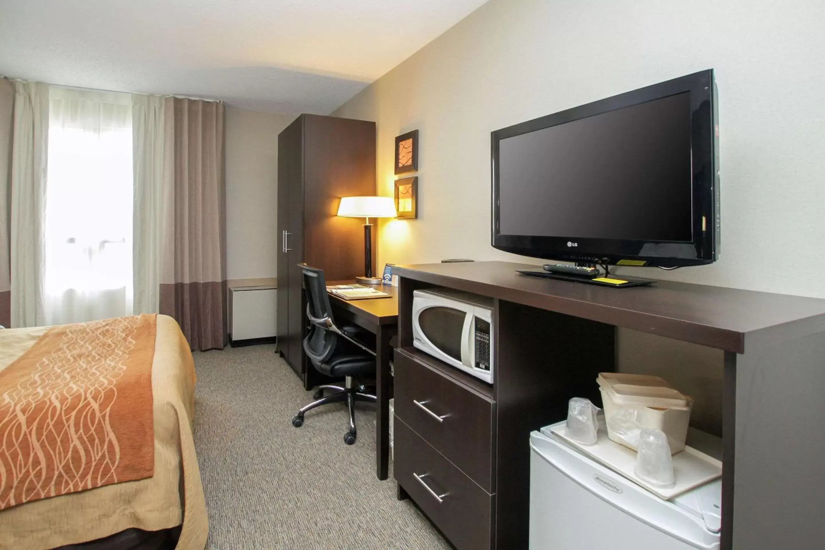 Photo of the whole room, TV/Entertainment Center in Comfort Inn Cornwall