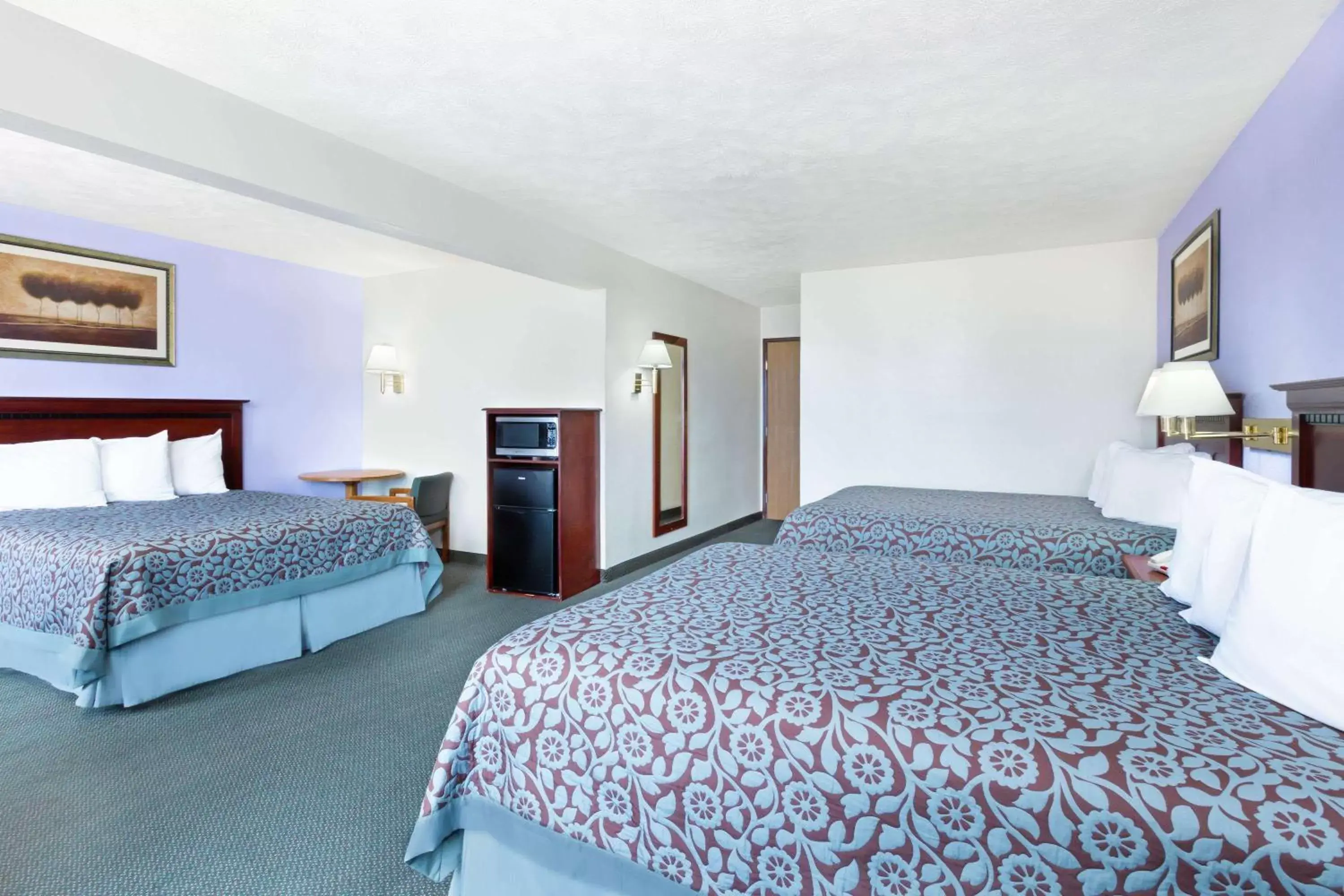 Photo of the whole room, Bed in Days Inn by Wyndham Warrensburg