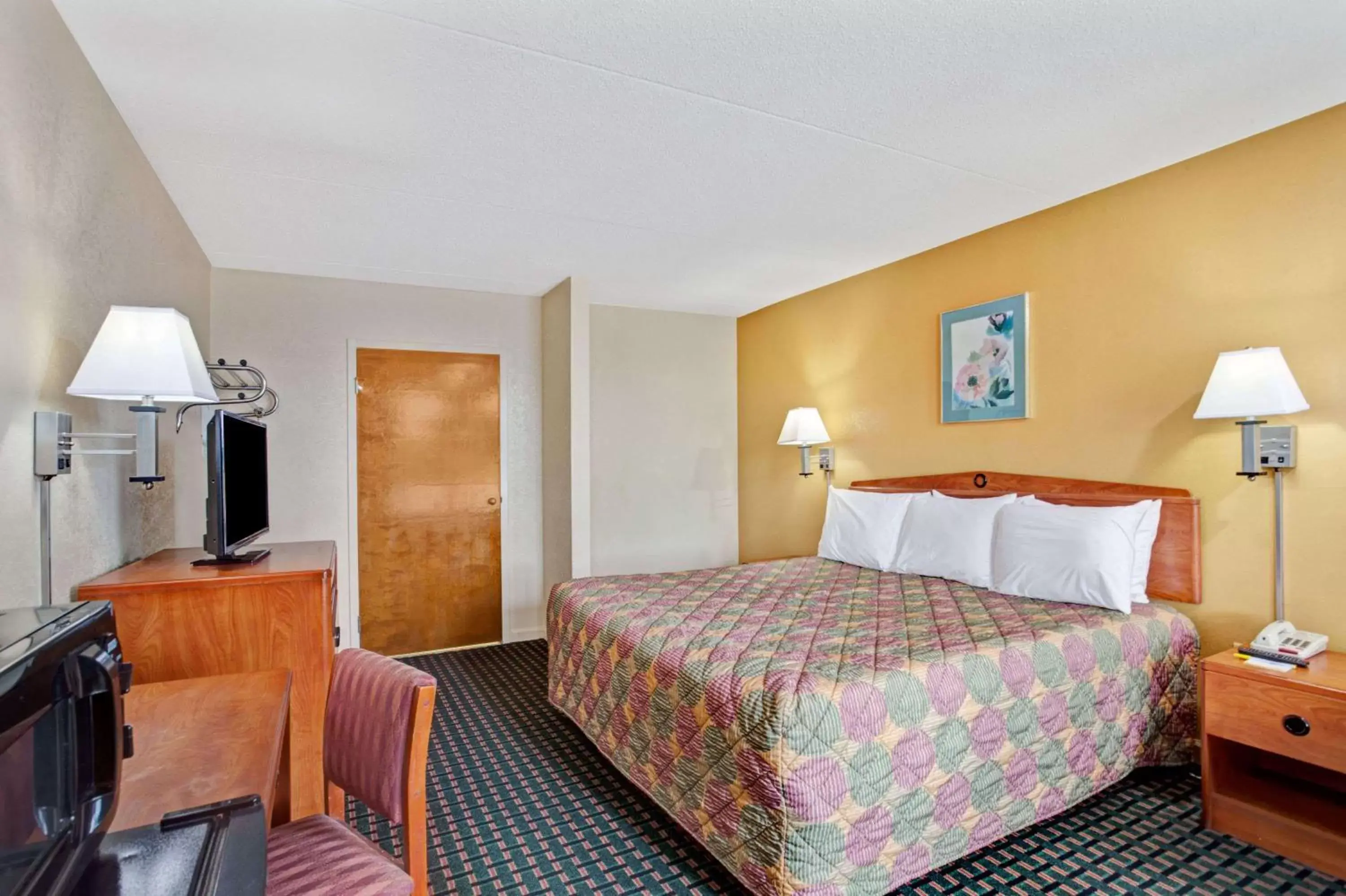 Photo of the whole room, Bed in Days Inn by Wyndham Clarksville TN