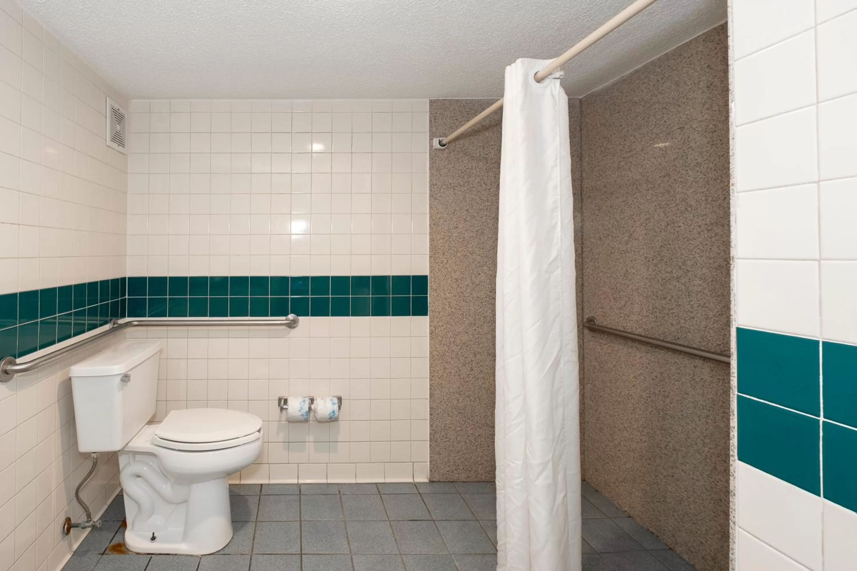 Photo of the whole room in Red Roof Inn Mobile North – Saraland