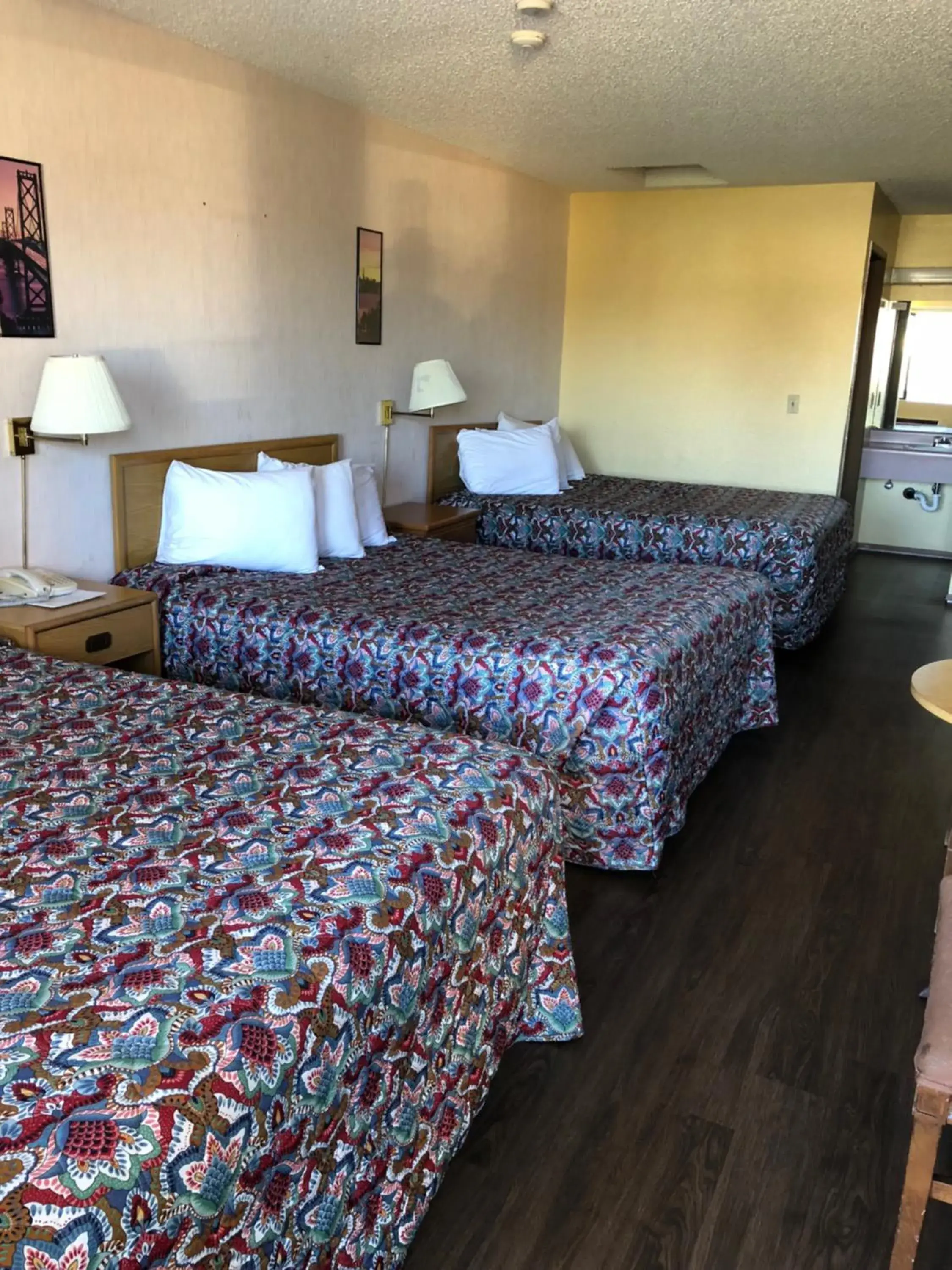 Photo of the whole room, Bed in Sumner Motor Inn