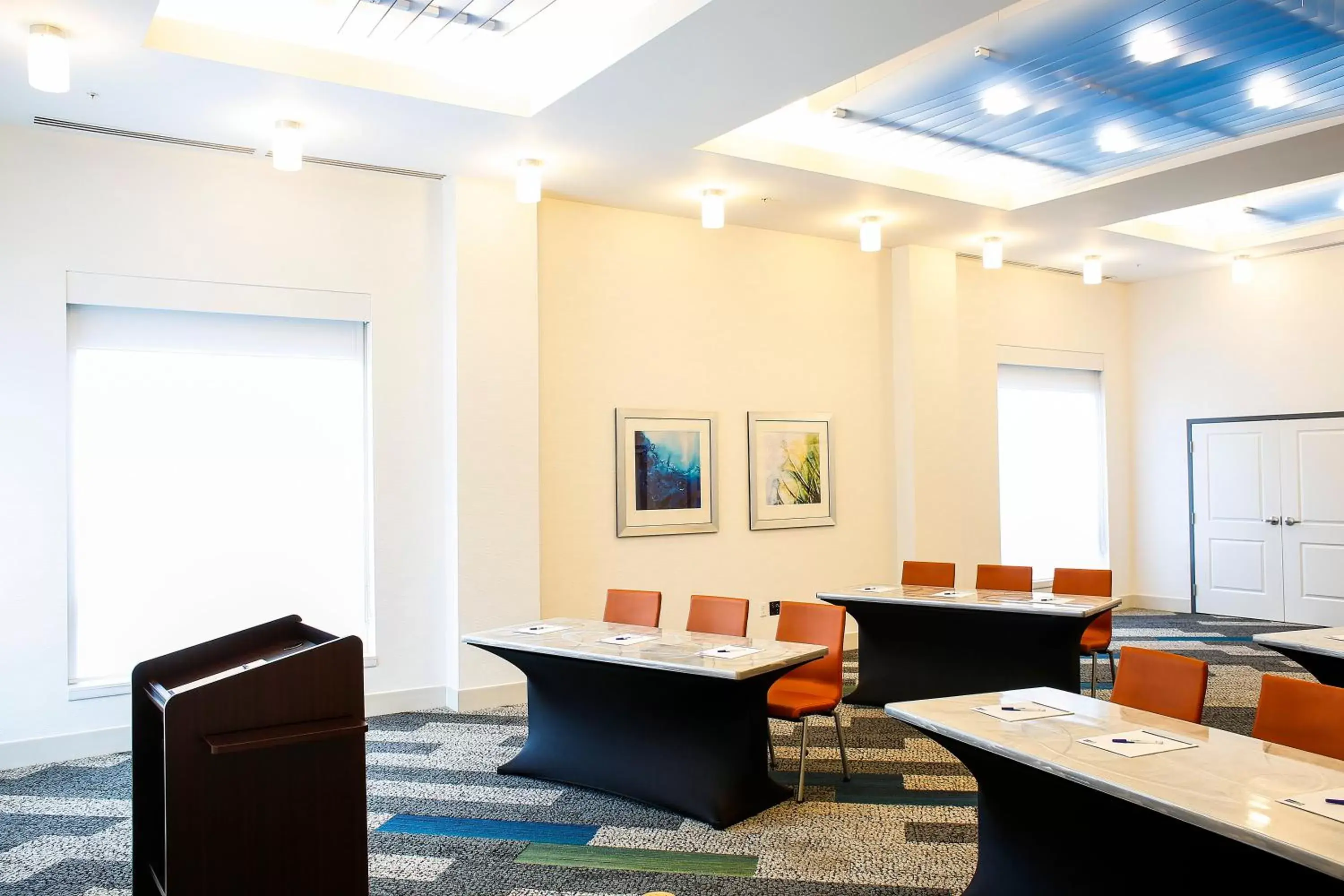 Meeting/conference room in Holiday Inn Express & Suites Downtown Louisville, an IHG Hotel
