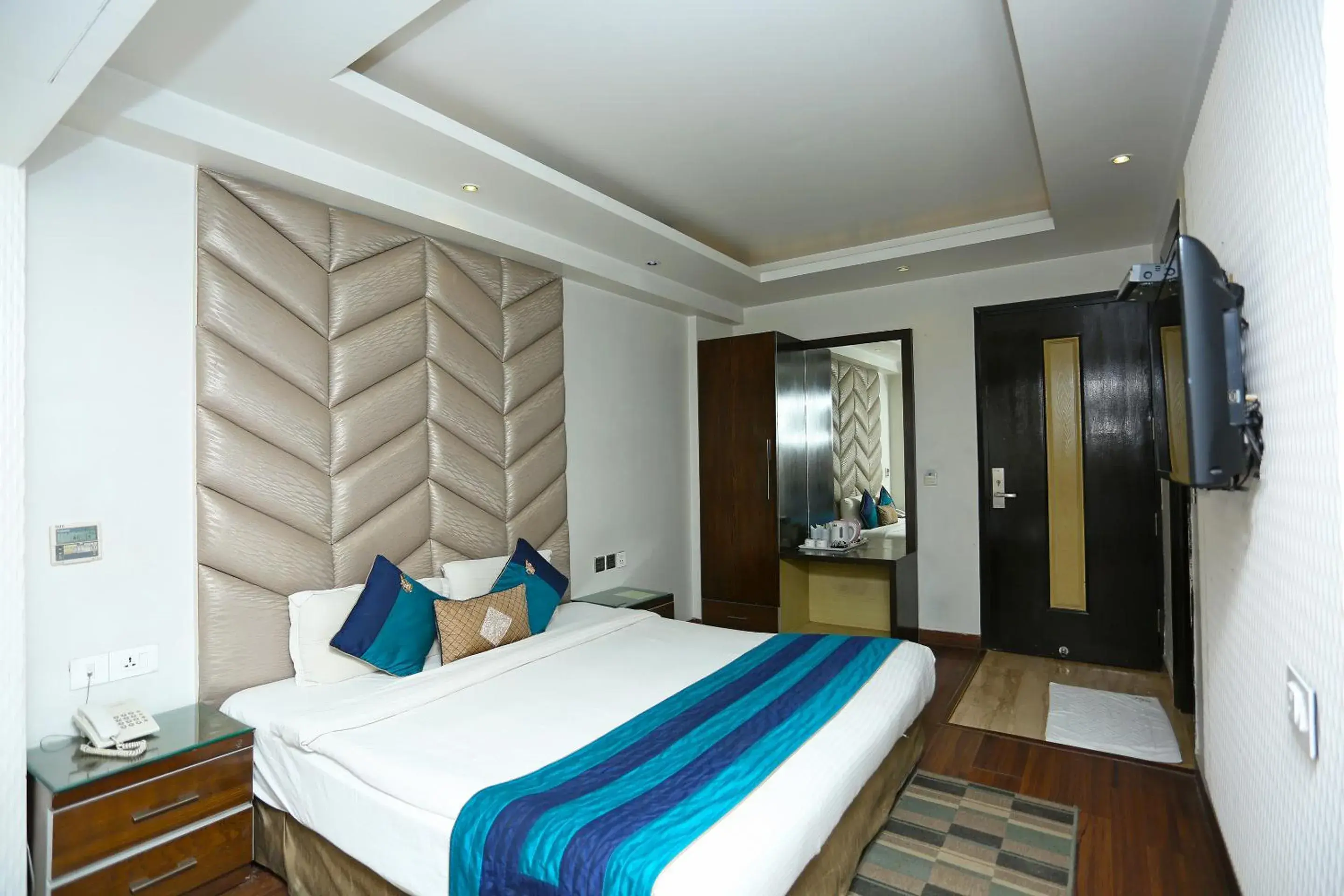 Bedroom, Bed in Hotel Uppal International - New Delhi Railway Station - Paharganj