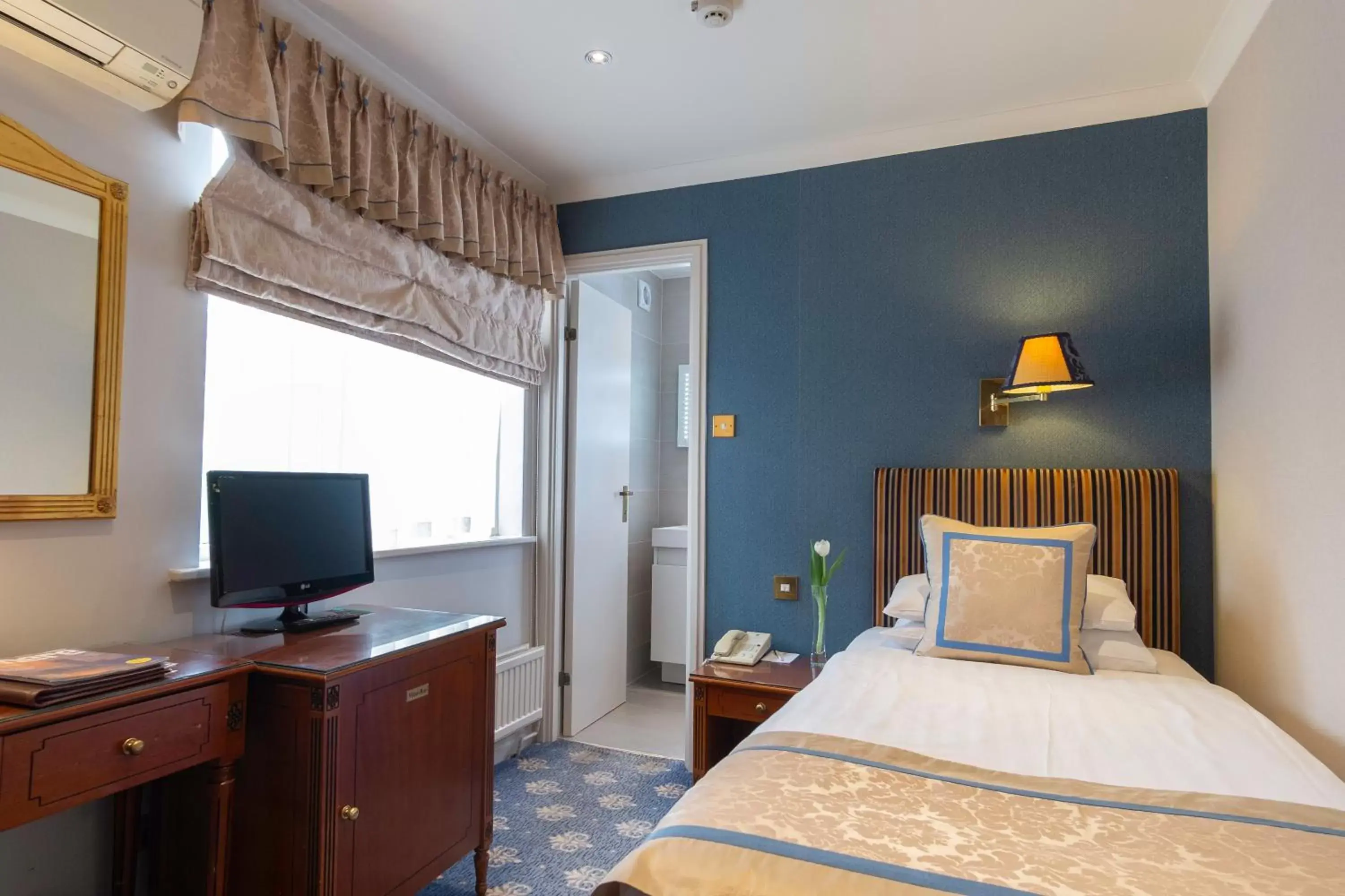 Bedroom, Bed in London Lodge Hotel