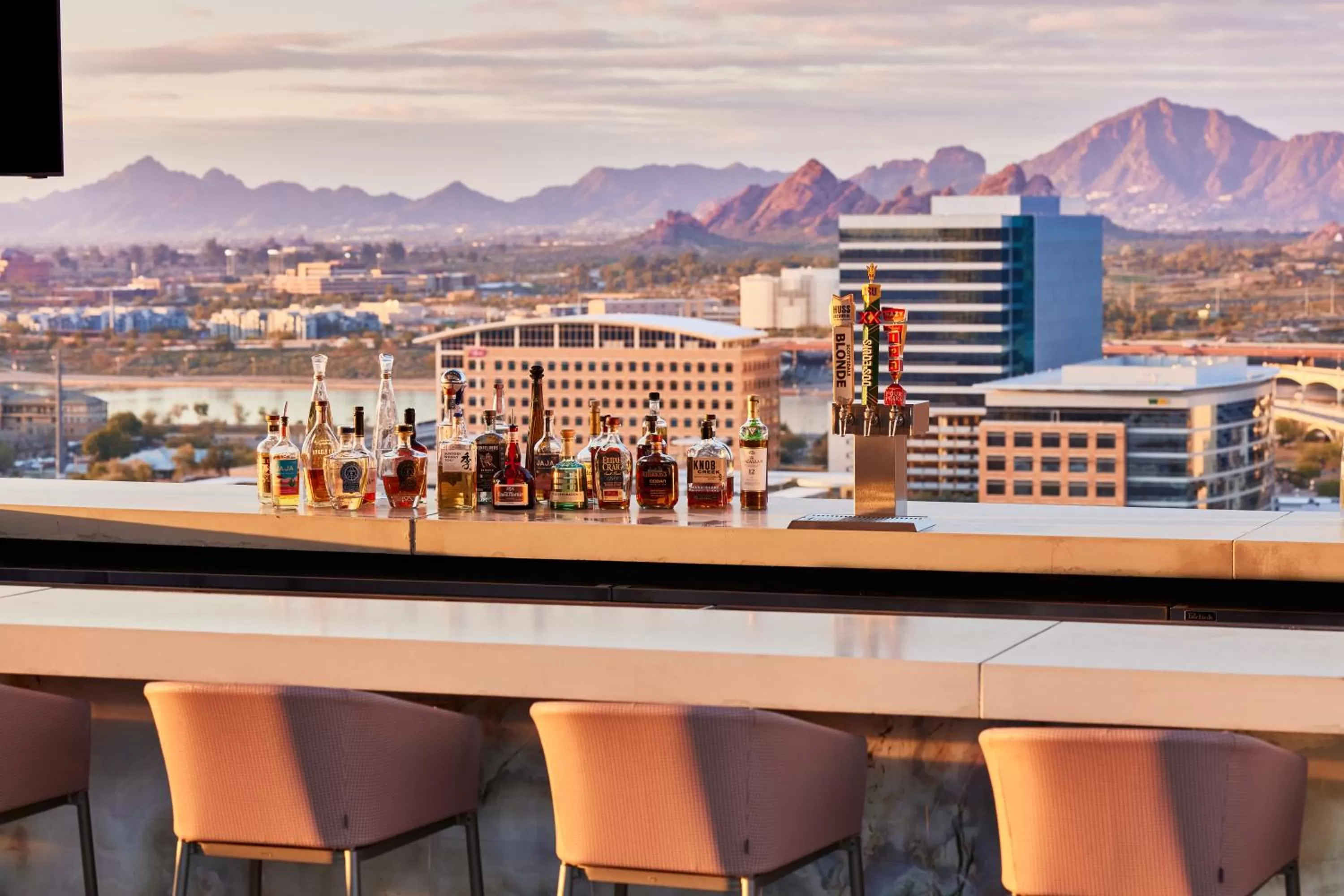 Lounge or bar in The Westin Tempe