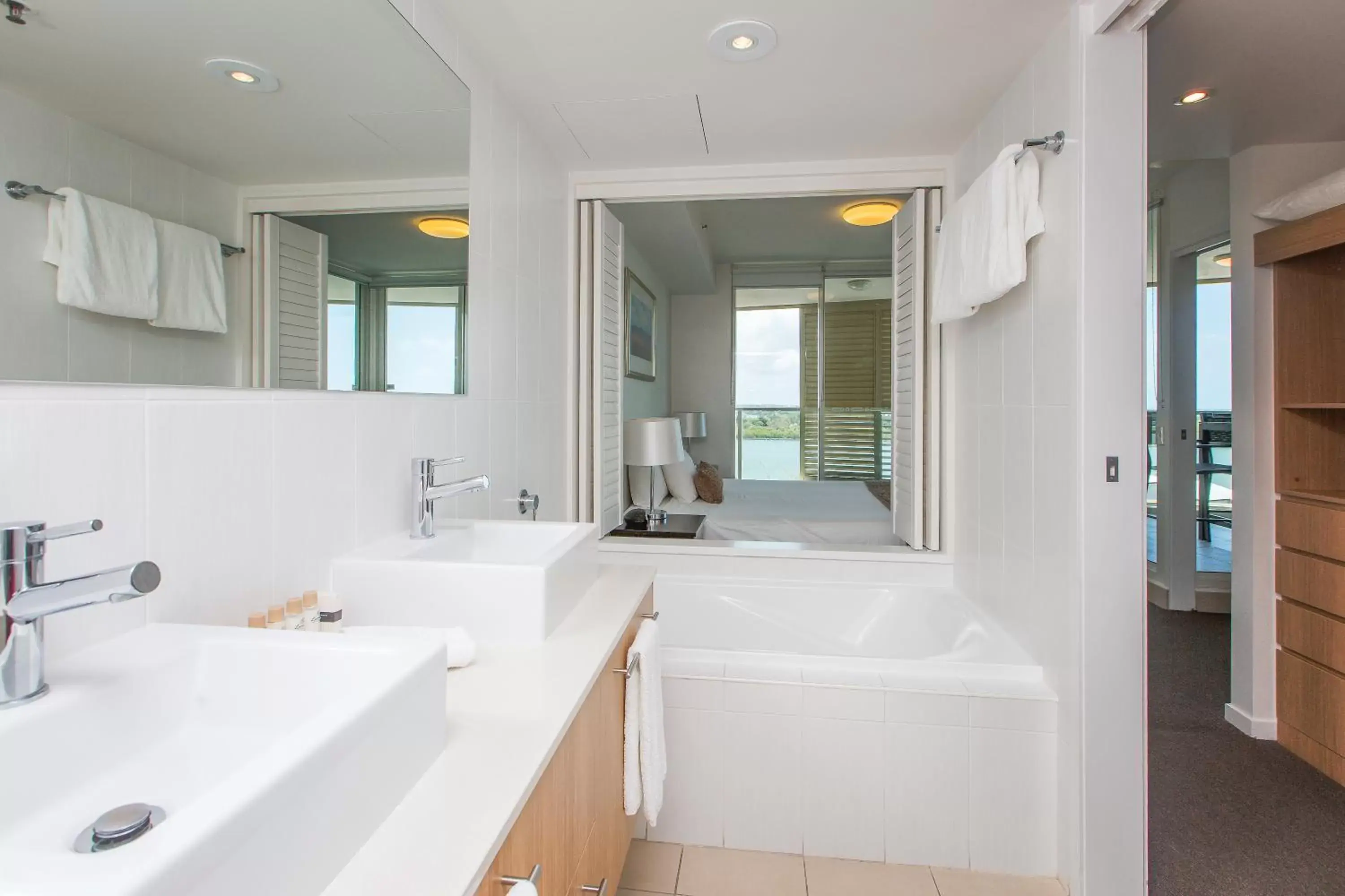 Shower, Bathroom in Lanai Riverside Apartments