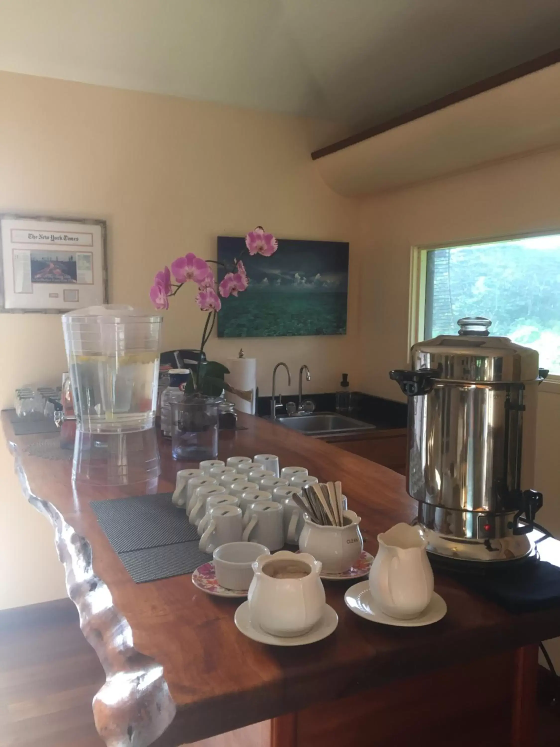 Coffee/tea facilities, Kitchen/Kitchenette in The Inn at Kulaniapia Falls