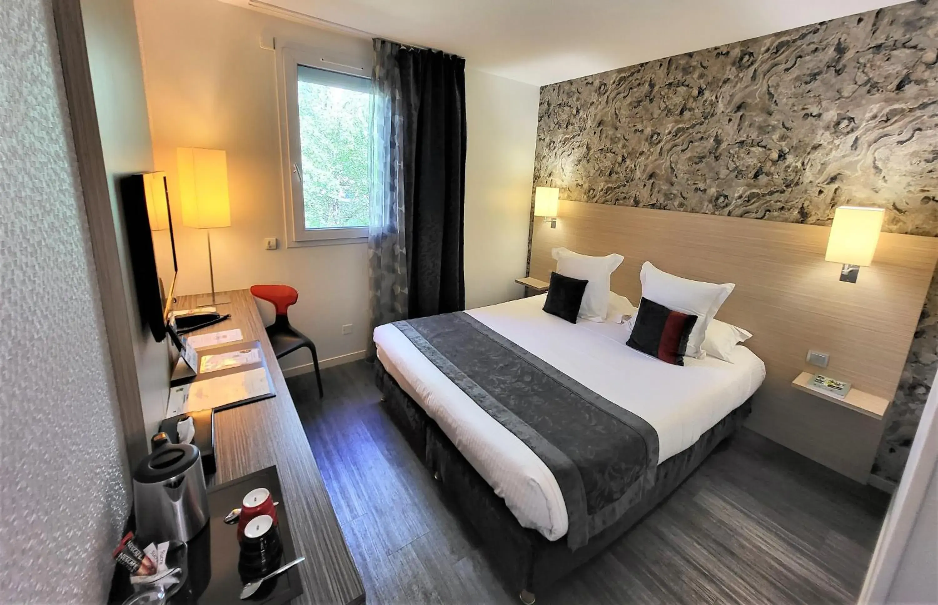Photo of the whole room, Bed in Hotel Restaurant Du Parc Saumur Logis Elégance