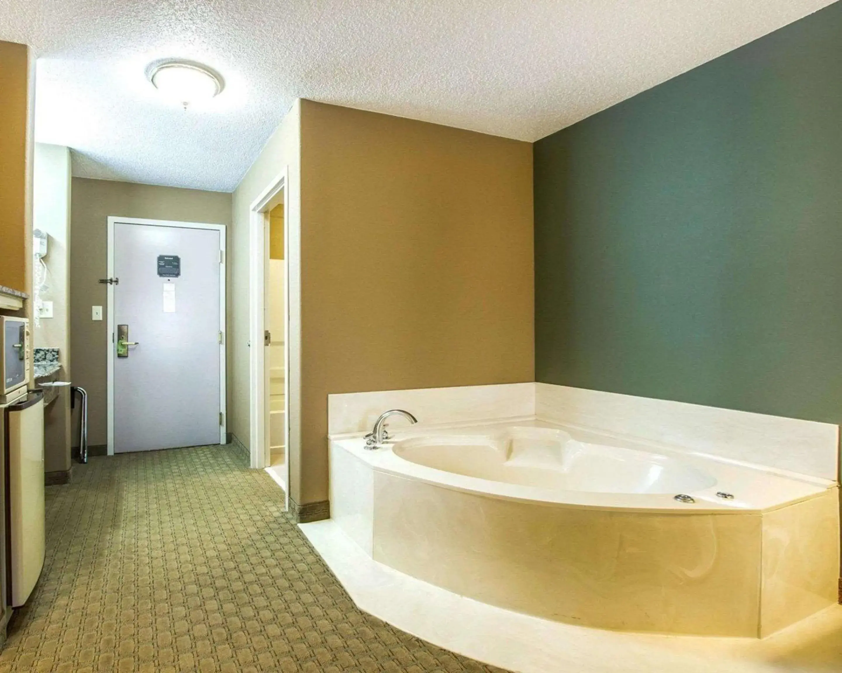 Photo of the whole room, Bathroom in Quality Inn Columbia