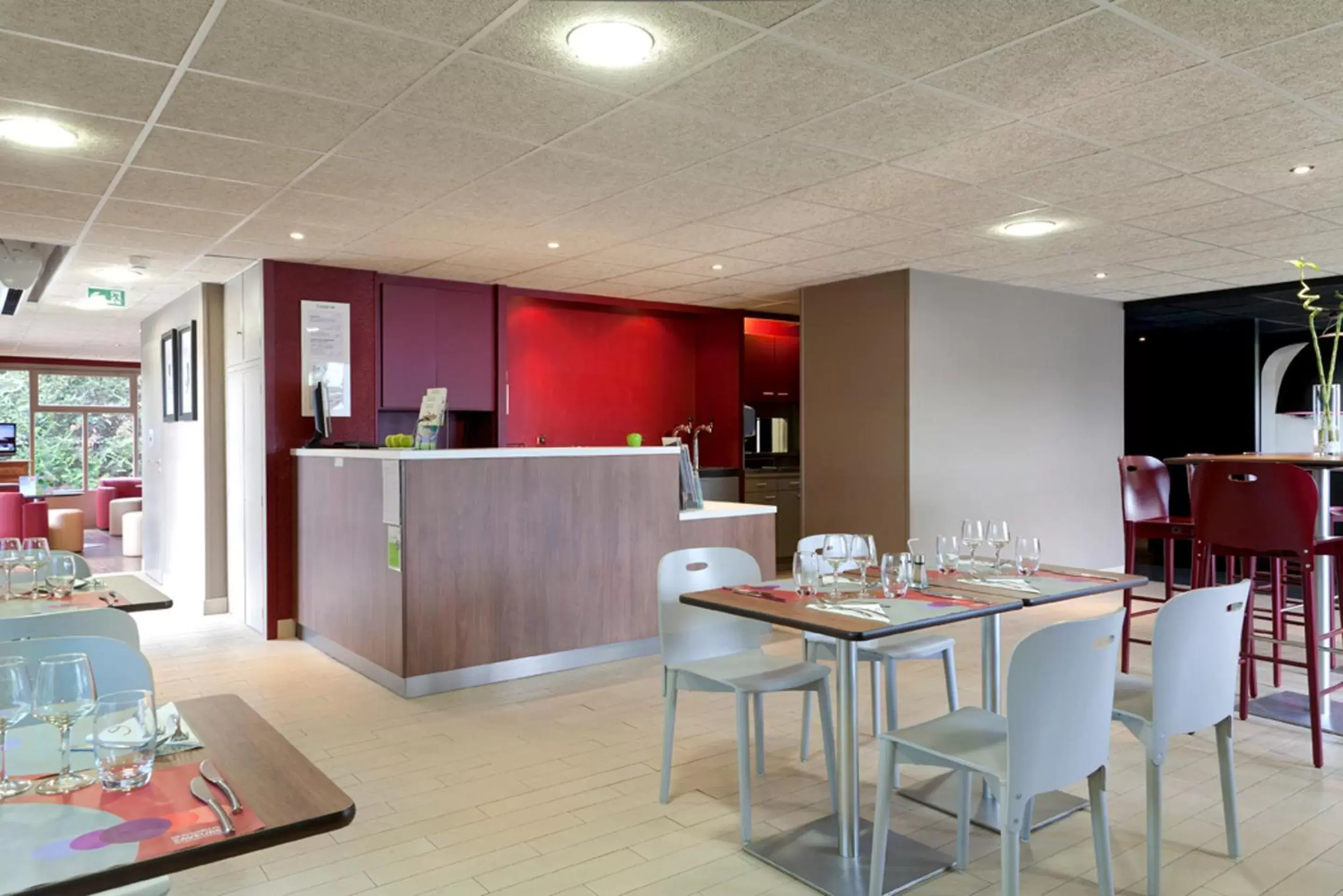 Lobby or reception, Restaurant/Places to Eat in Campanile Saint Quentin