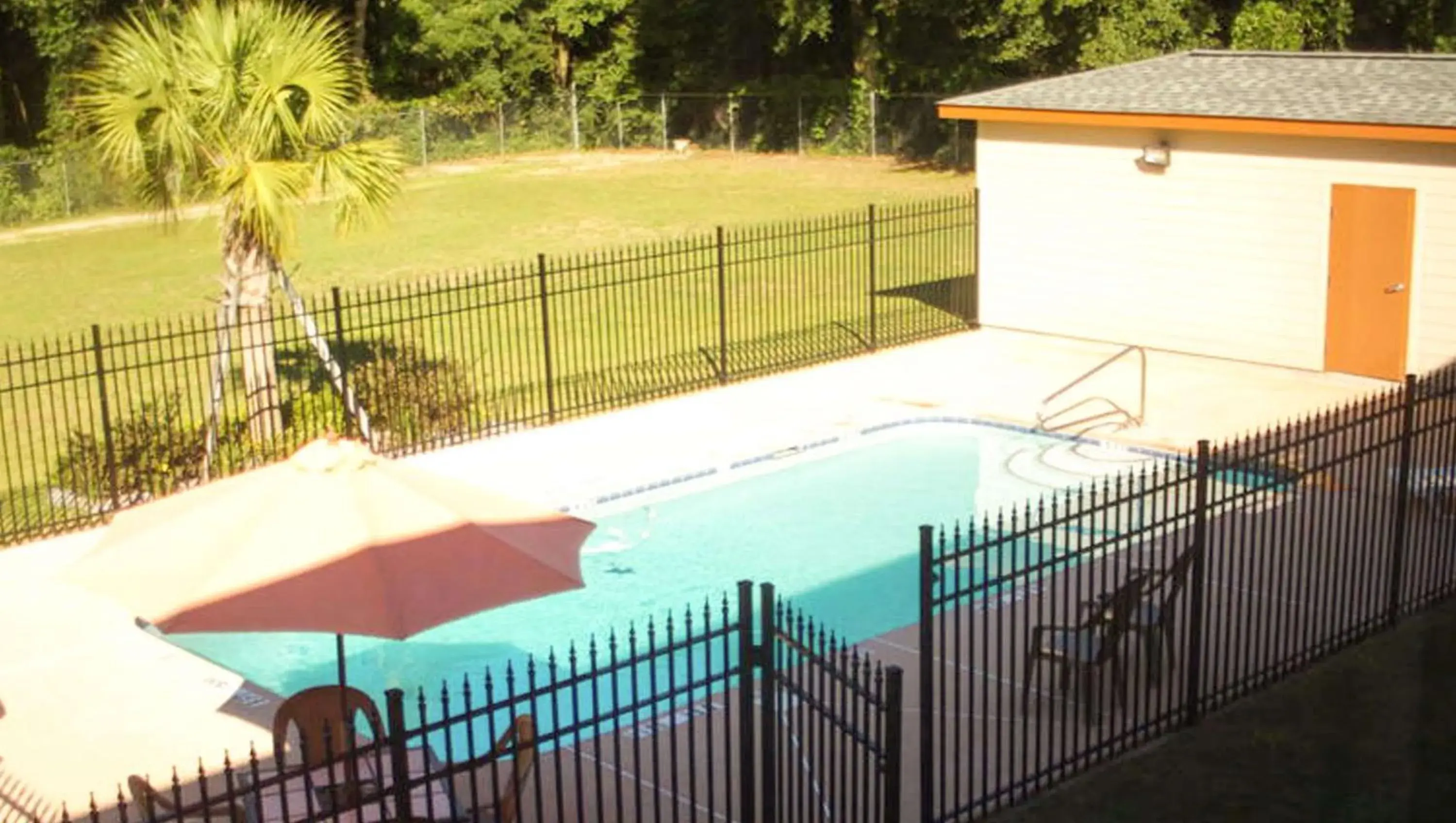 Swimming pool in Western Motel Inn and Suites Hazlehurst