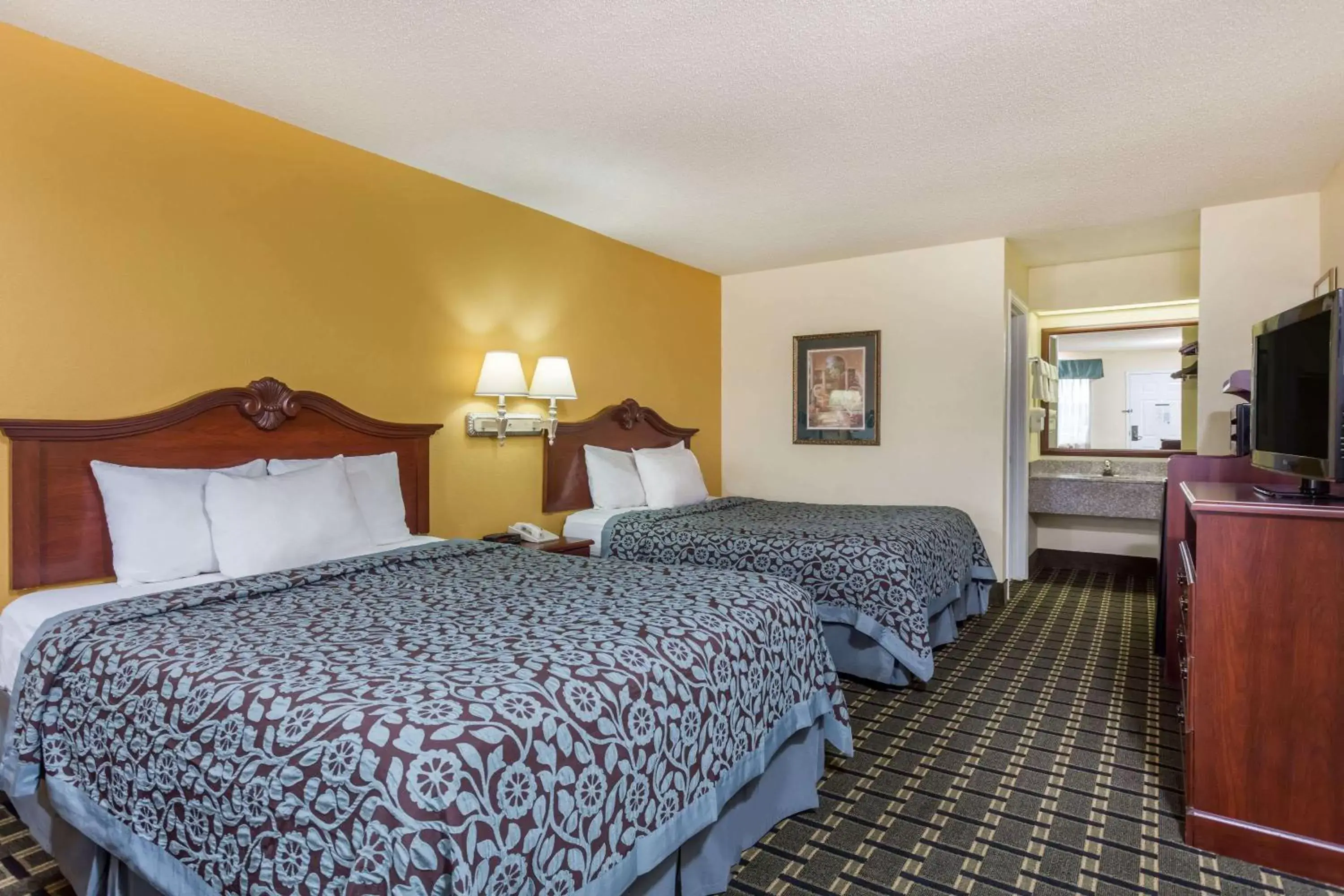 Photo of the whole room, Bed in Days Inn & Suites by Wyndham Warner Robins Near Robins AFB