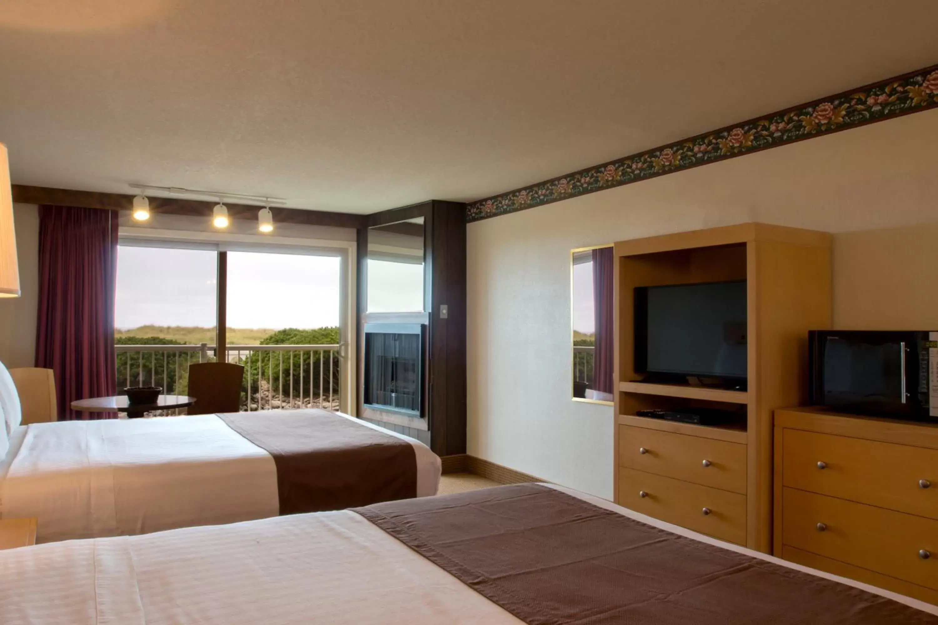 Photo of the whole room, Bed in Hi Tide Oceanfront Inn