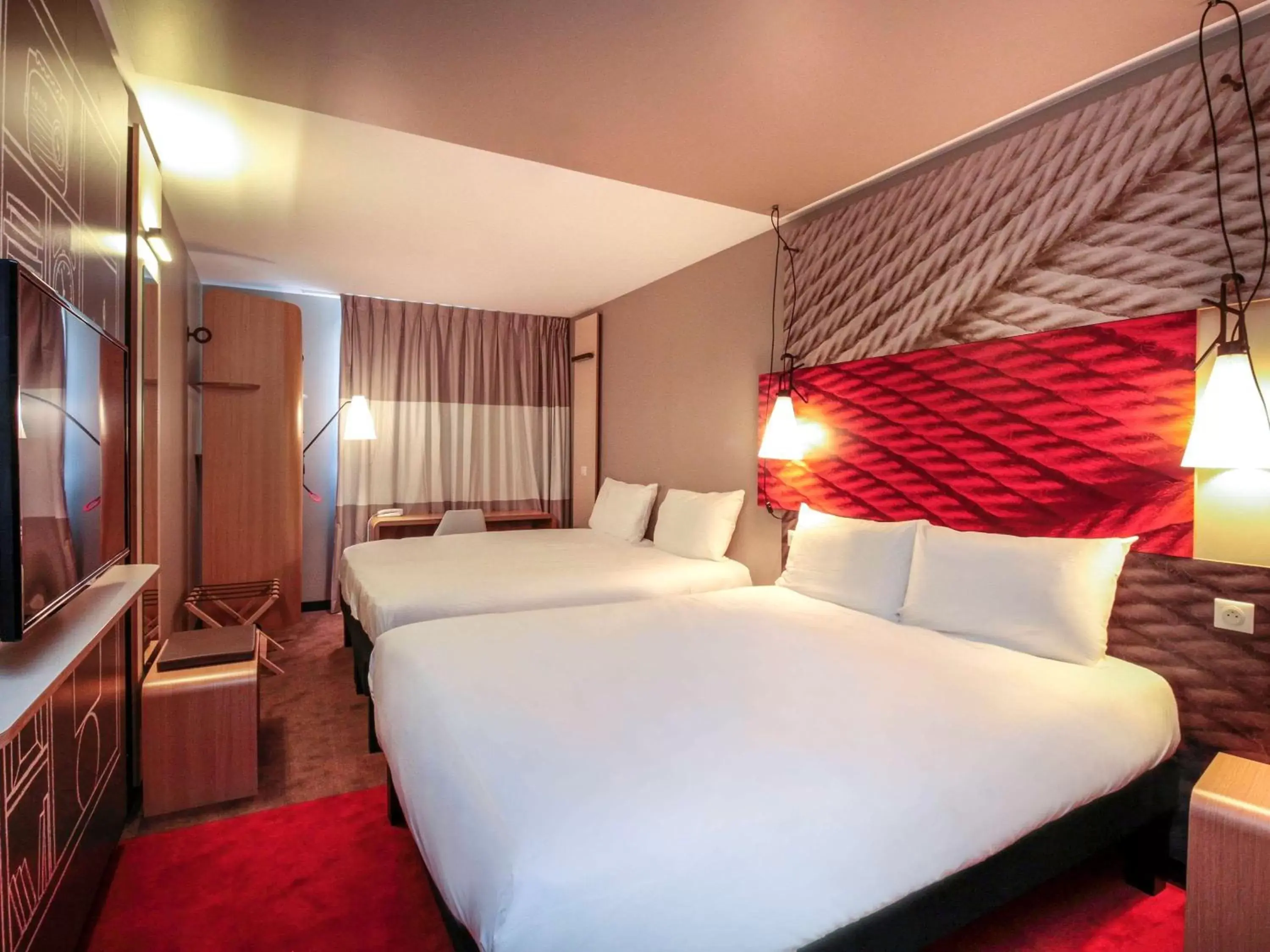 Photo of the whole room, Bed in ibis Cahors Photo of the whole room, Bed in ibis Cahors