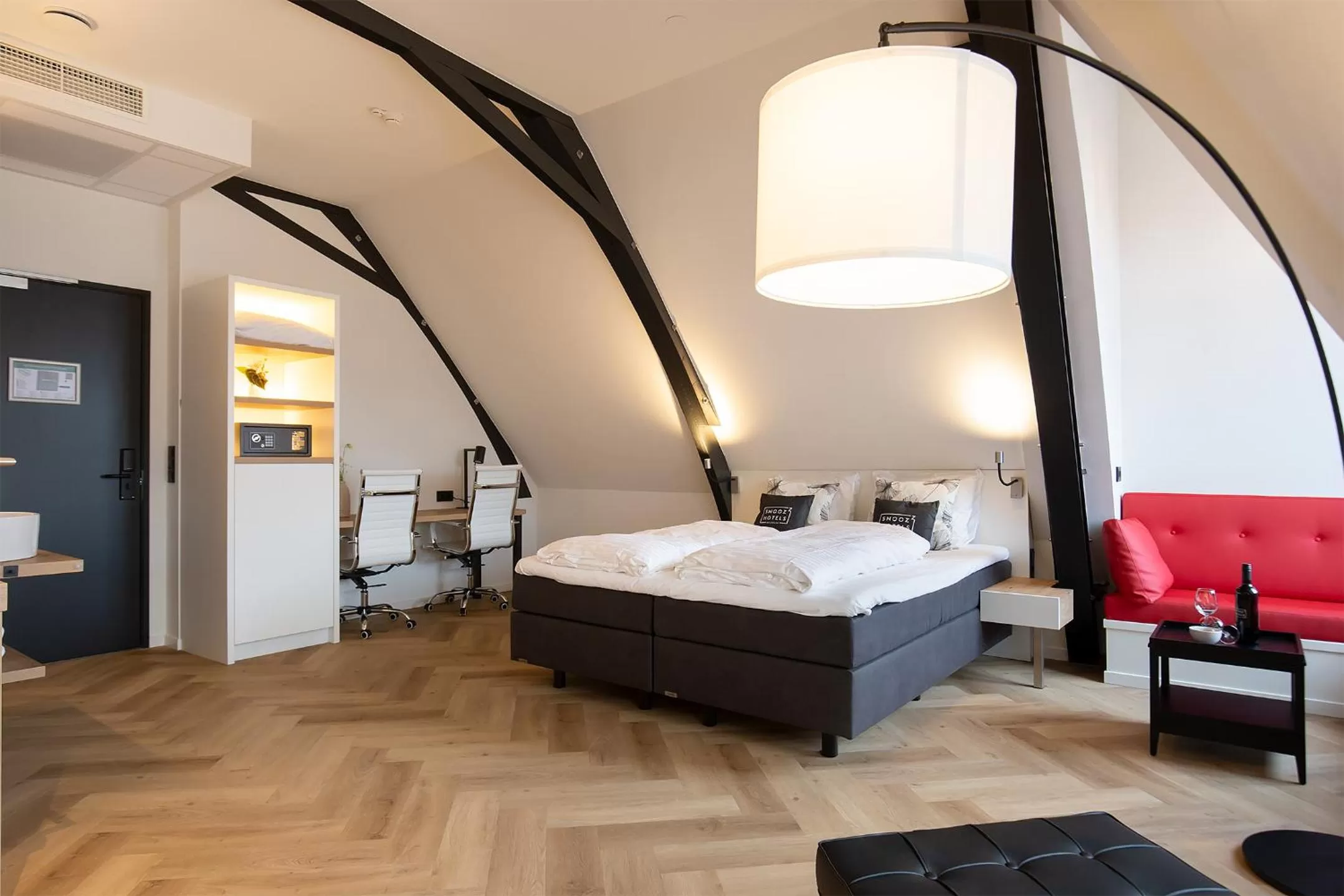 Bed in Snoozz Hotels Bolsward Boutique hotel zonder receptie met digitale sleutel