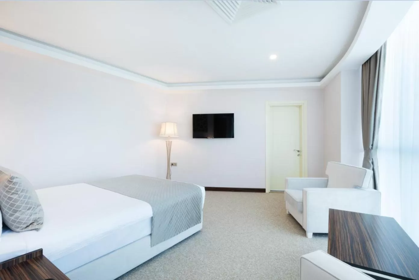 Bedroom, Bed in Sky Tower King Hotel