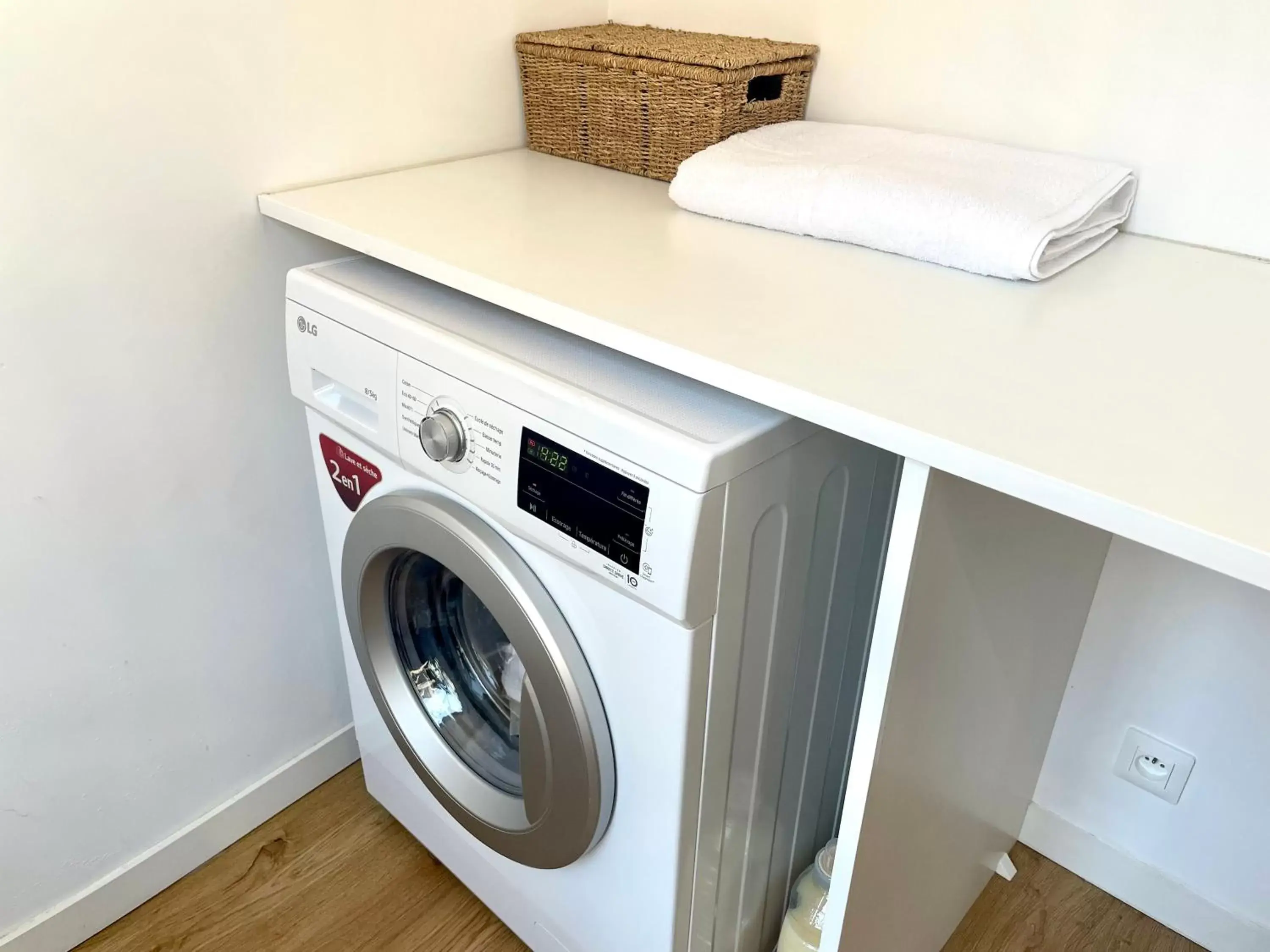 washing machine, Kitchen/Kitchenette in Dupain & Dubeurre Appart'Hôtel - Parking