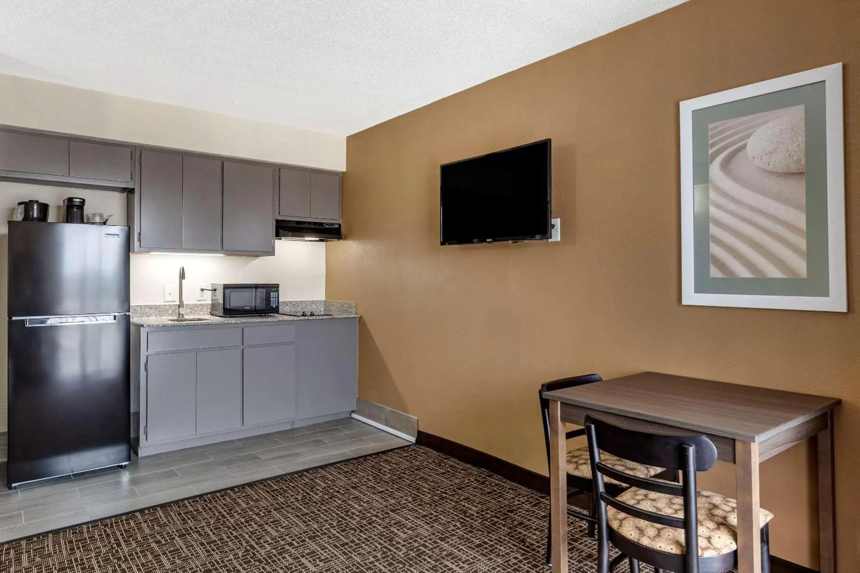 Photo of the whole room, Kitchen/Kitchenette in Quality Inn & Suites Spring Lake - Fayetteville Near Fort Liberty