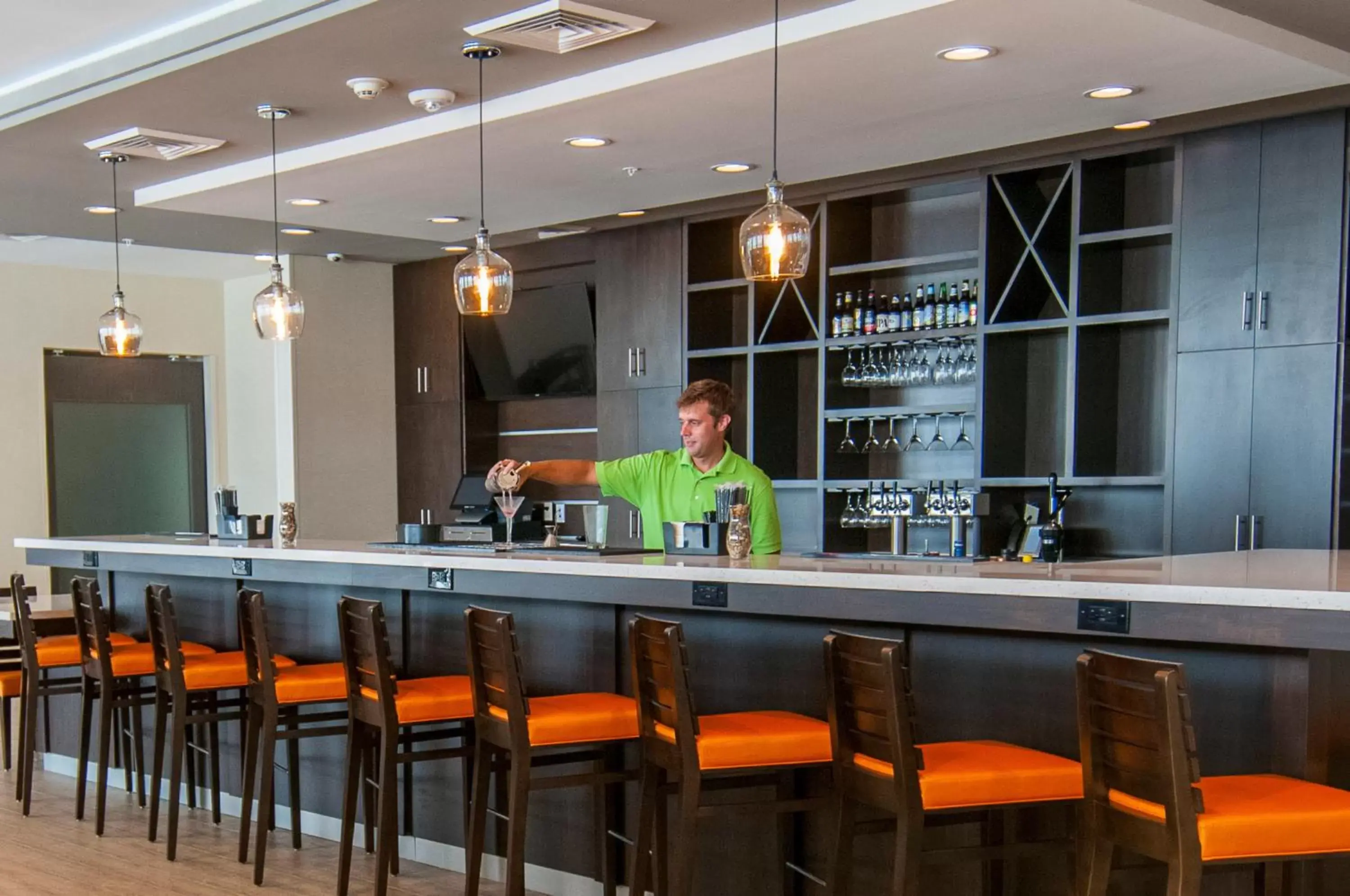 Lounge or bar, Lounge/Bar in Holiday Inn - New Orleans Airport North, an IHG Hotel