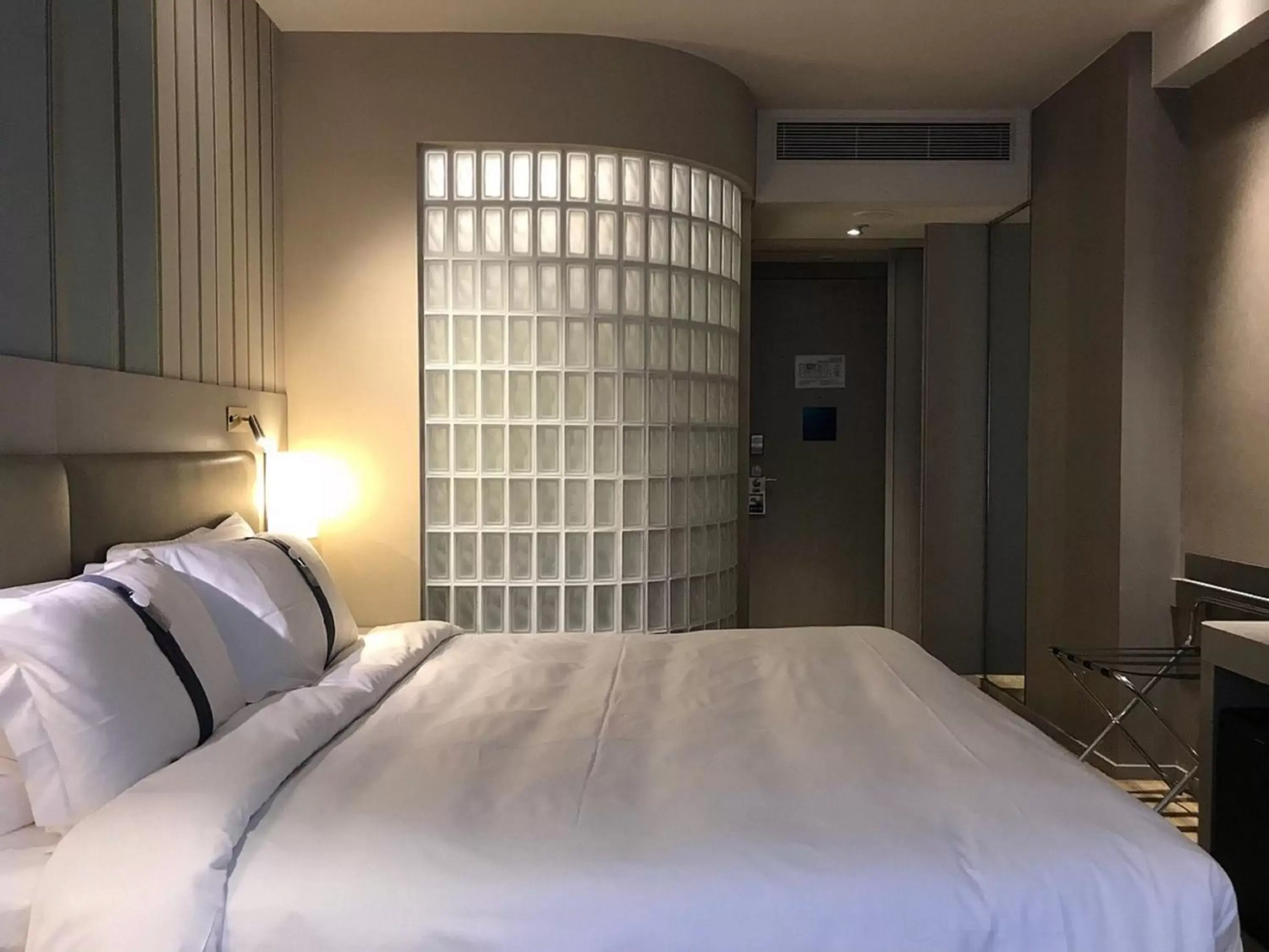 Standard Queen Room with Bath in Holiday Inn Express Hong Kong Mongkok, an IHG Hotel