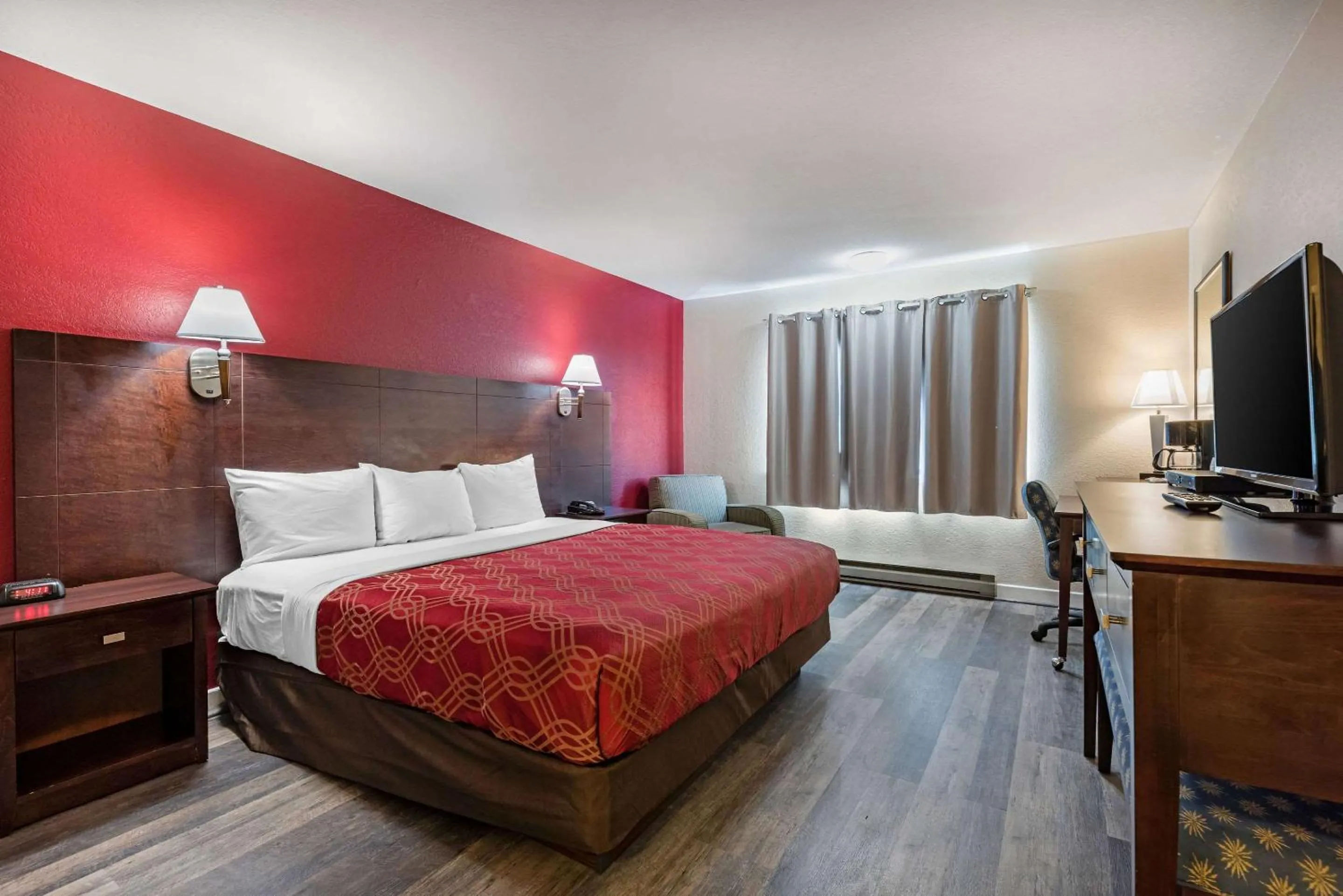 Photo of the whole room, Bed in Bay Breeze Inn