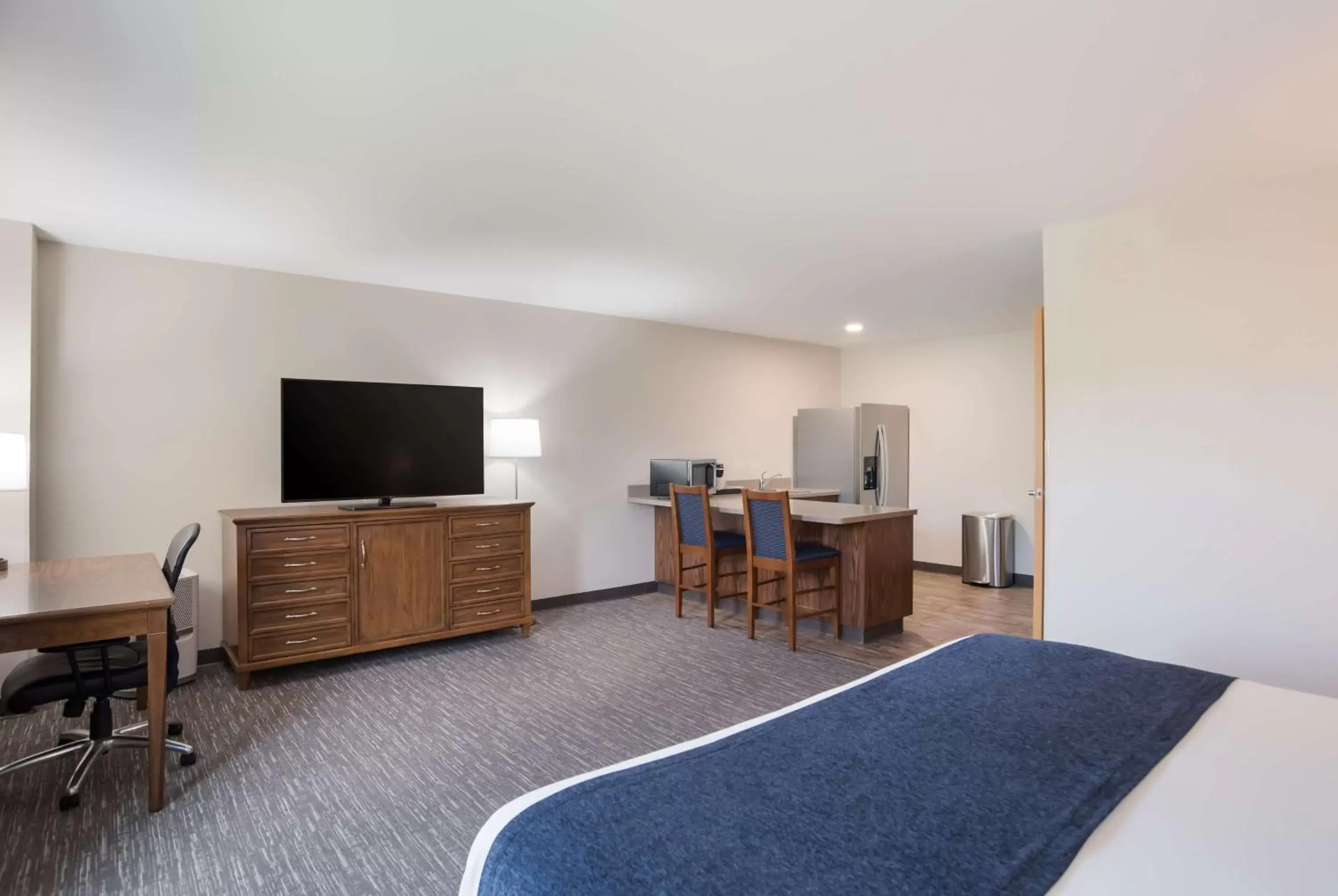 Bedroom, TV/Entertainment Center in SureStay Plus Hotel by Best Western Elizabethtown Hershey