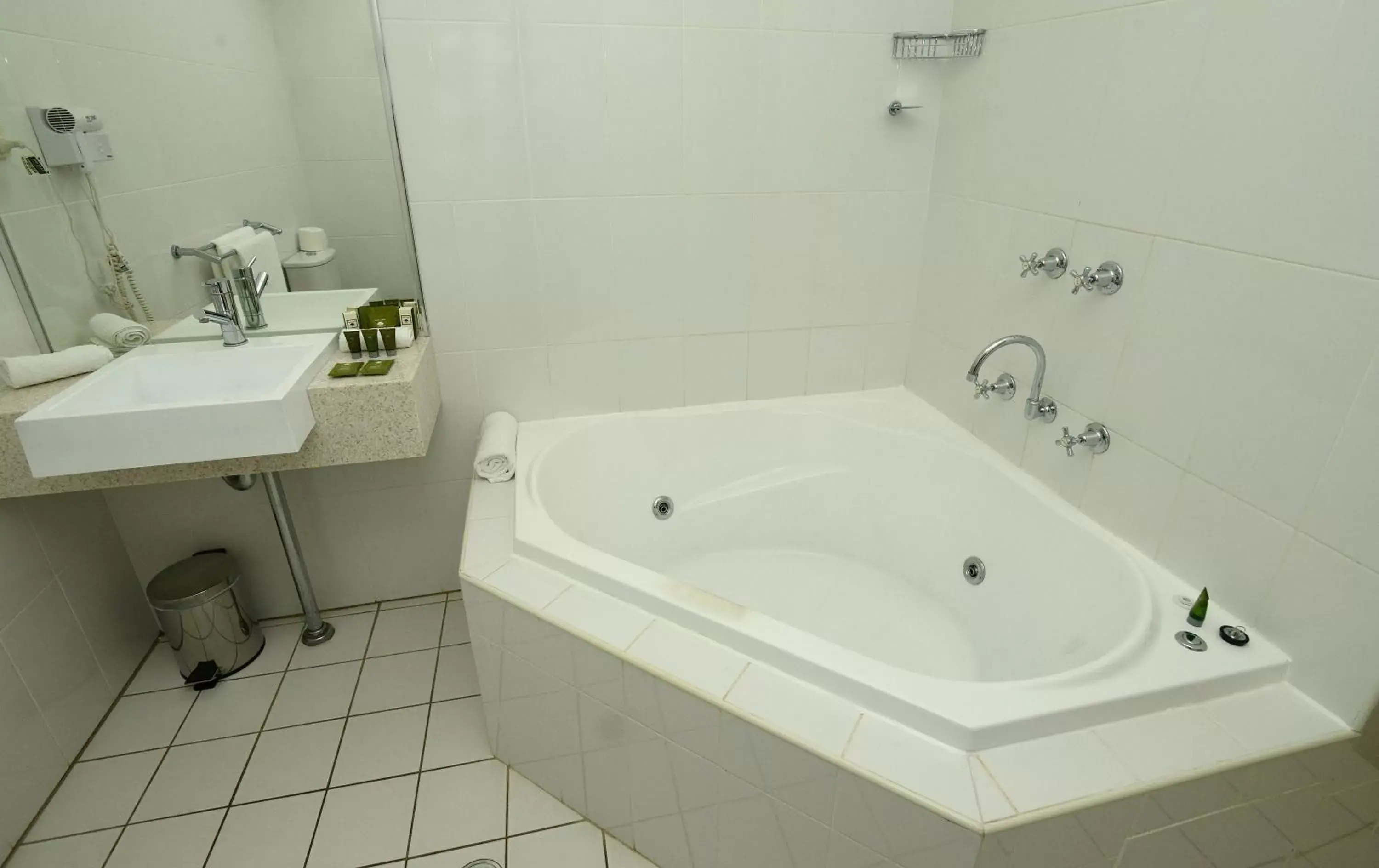 Bathroom in Cootamundra Heritage Motel & Apartments